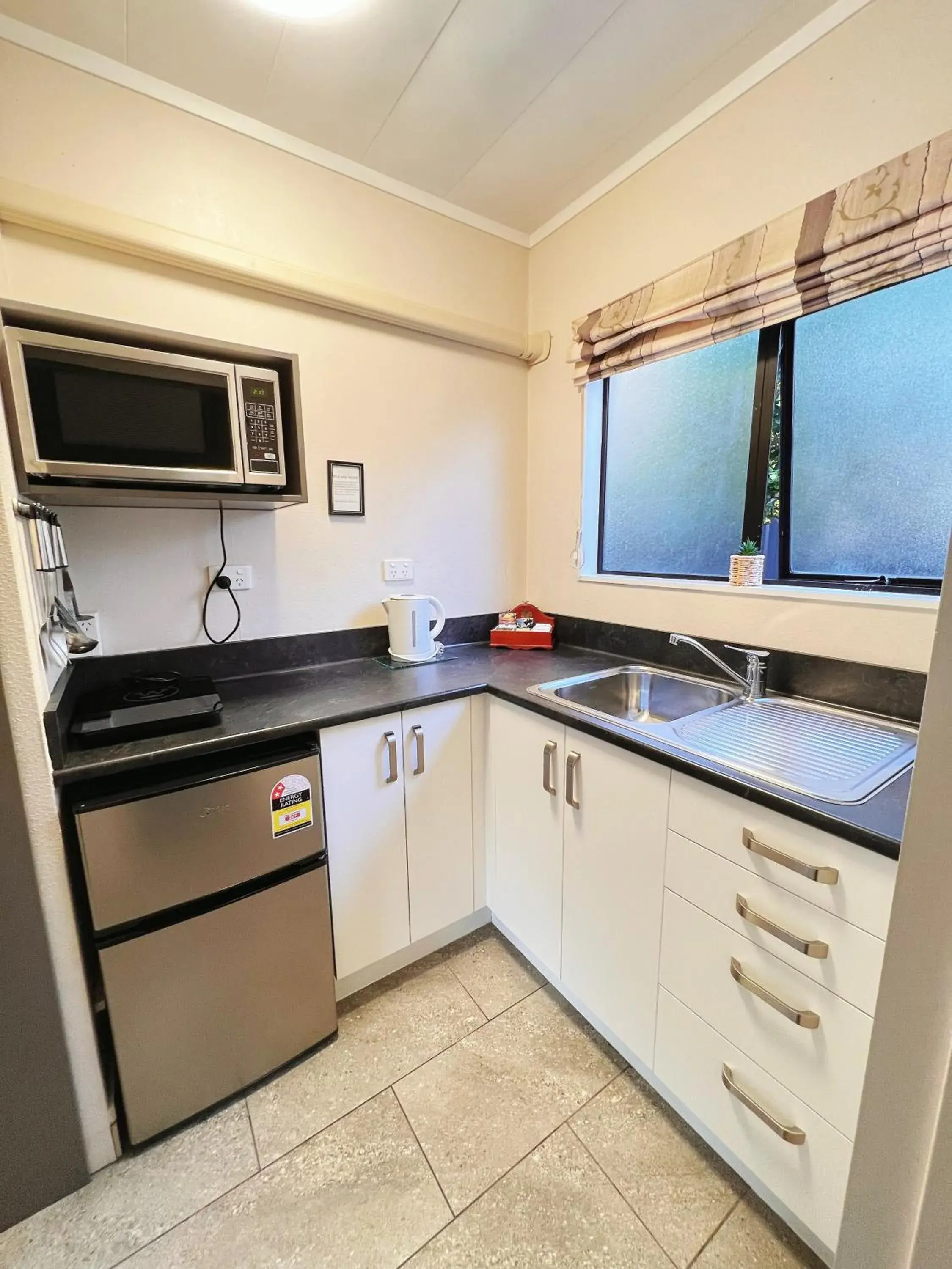 Kitchen/Kitchenette in Kingswood Manor Motel