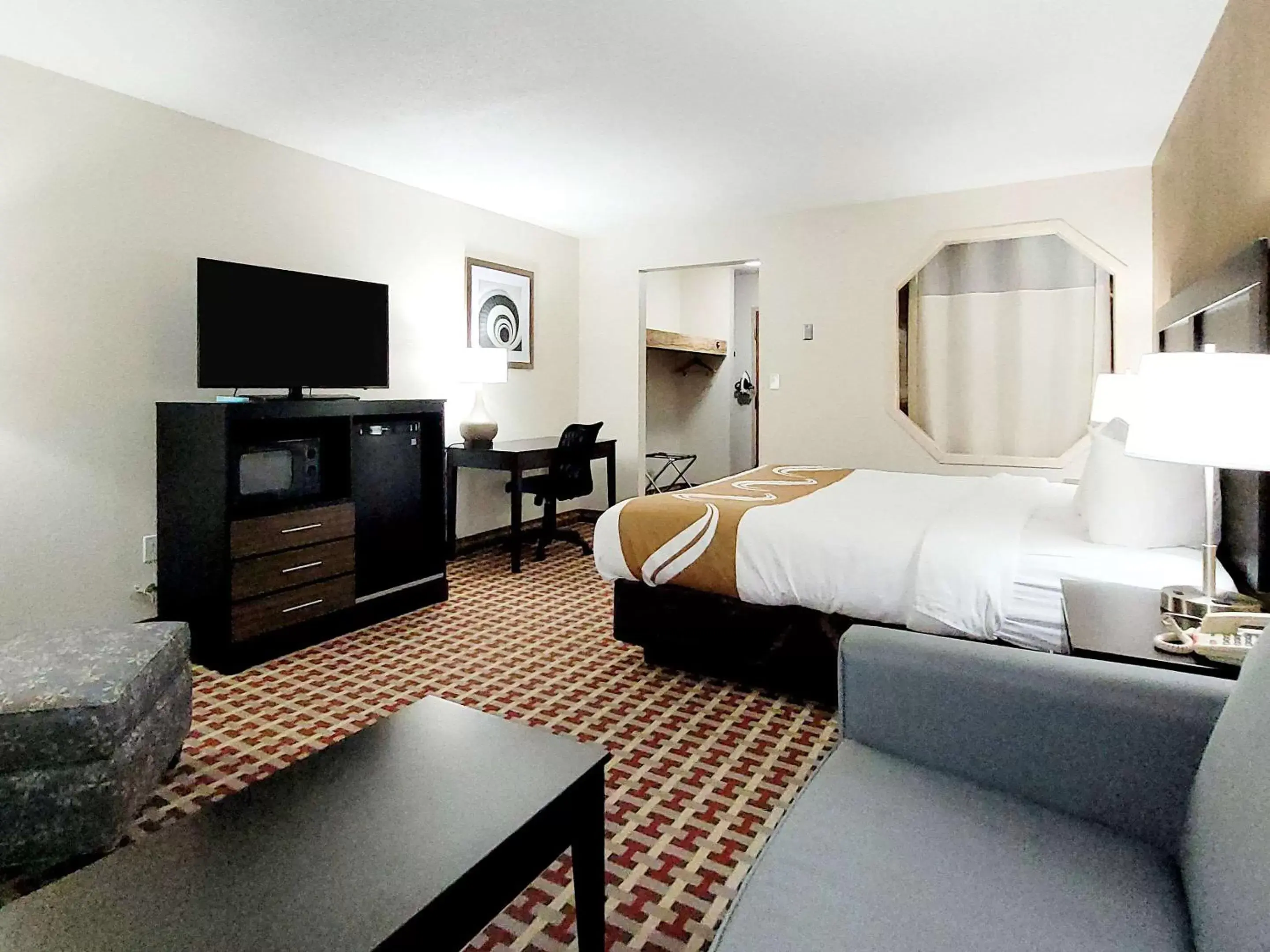 Bedroom, TV/Entertainment Center in Quality Inn & Suites Marion