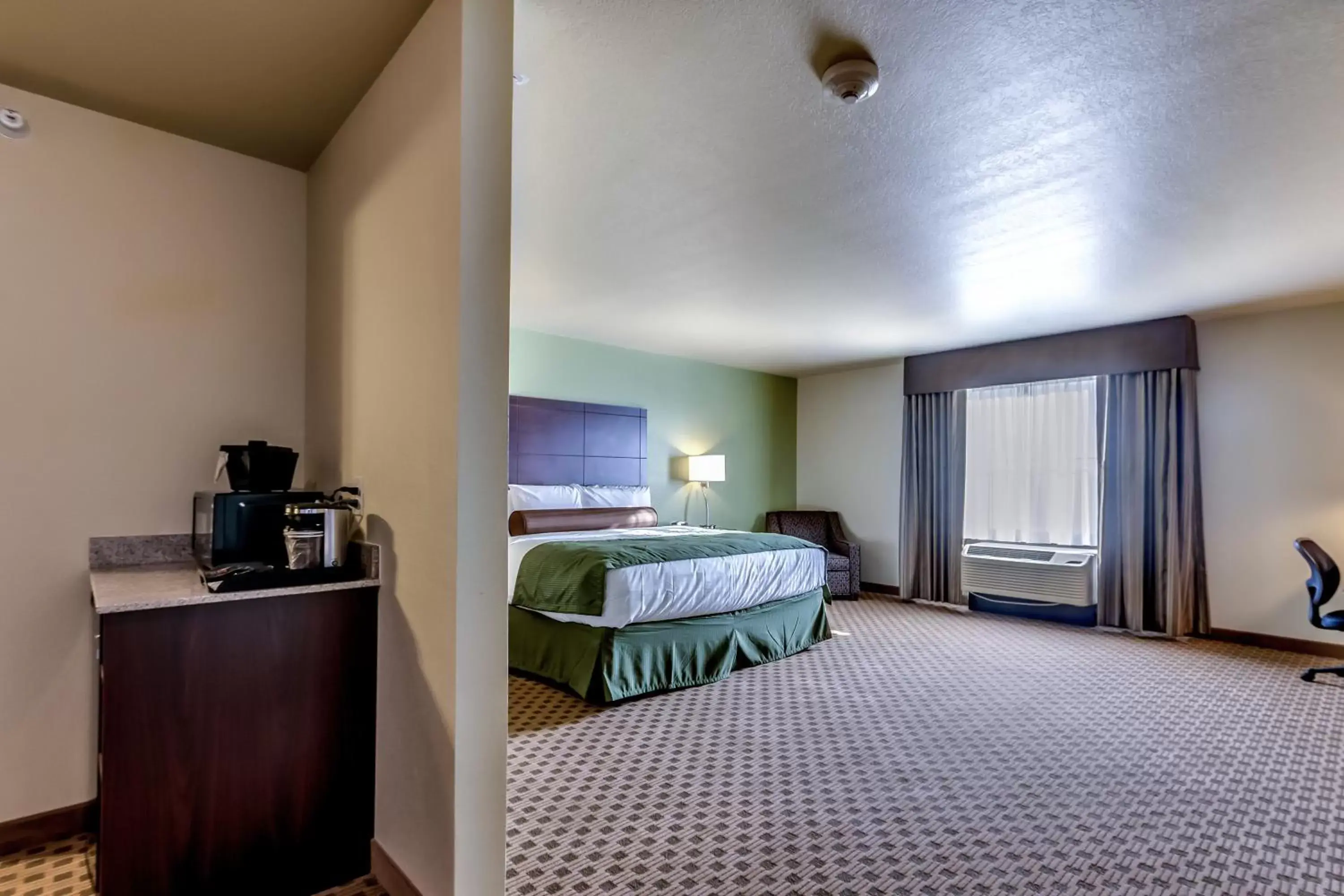 Bed in Cobblestone Inn & Suites - Waverly