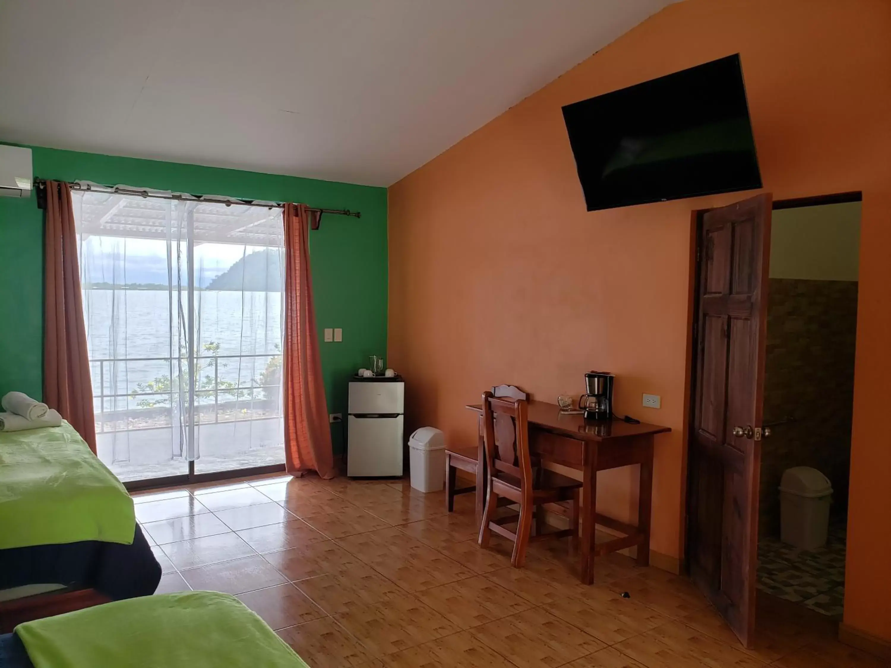 Sea view, TV/Entertainment Center in Hotel Samoa del Sur