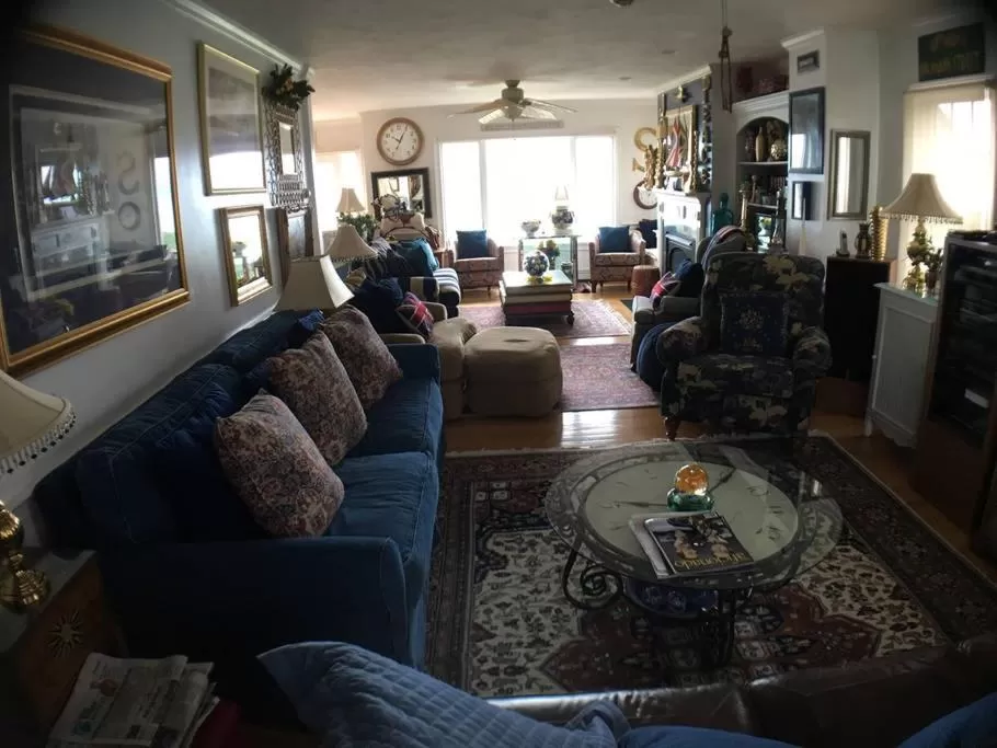 Communal lounge/ TV room in Inn 38 Oak Bluff Circle