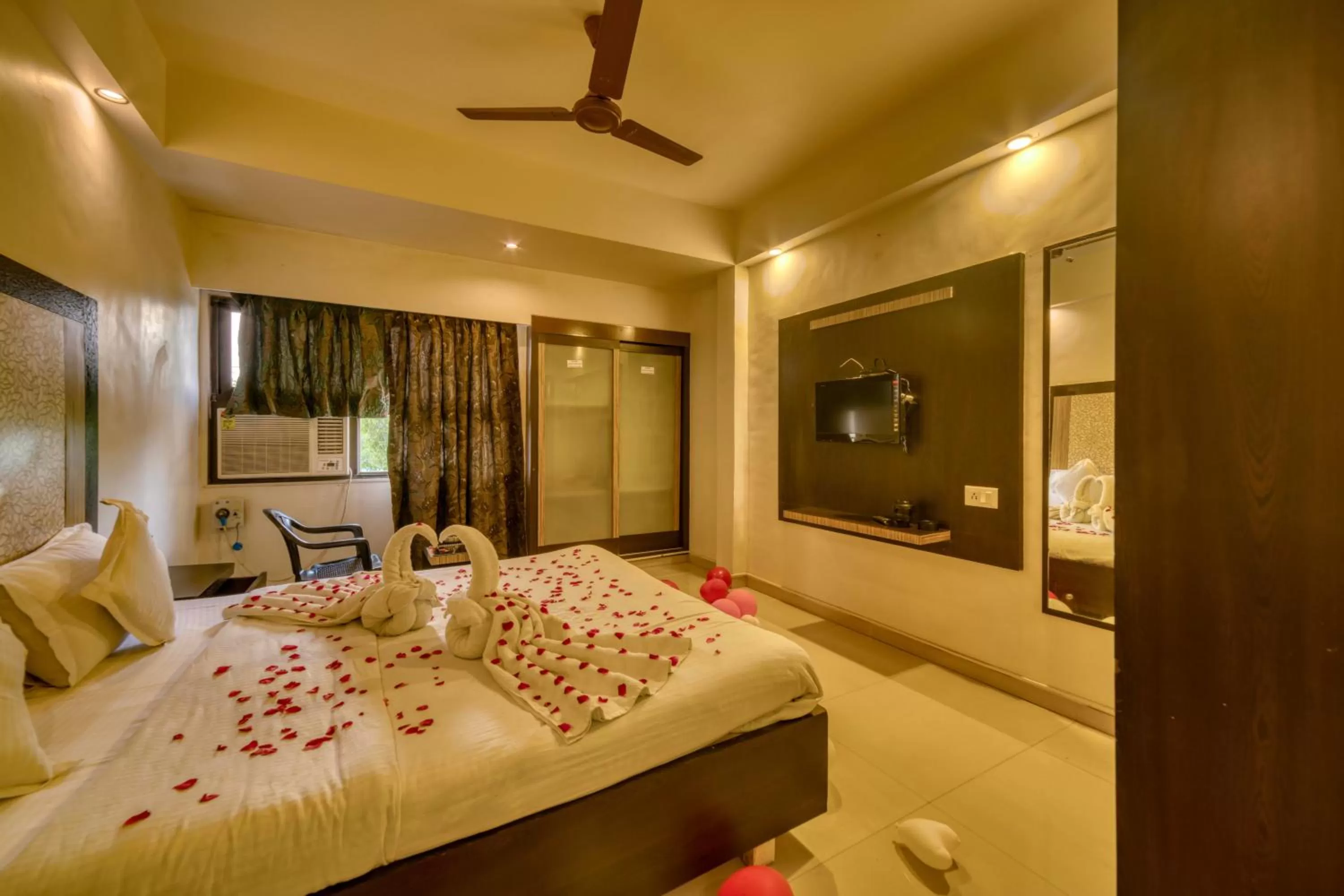 Bed in Hotel Ashwin Igatpuri, Pure Veg & Jain Food