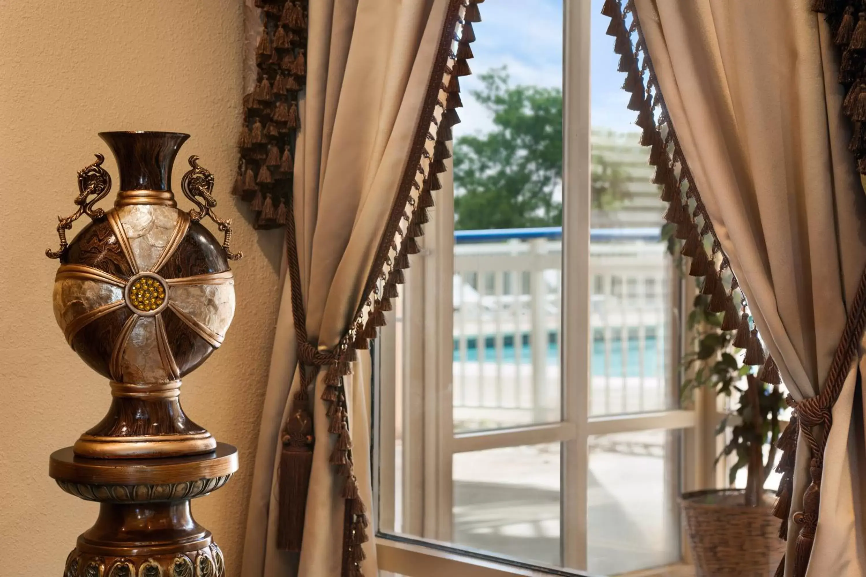 Decorative detail, Balcony/Terrace in Howard Johnson by Wyndham Romulus Detroit Metro Airport