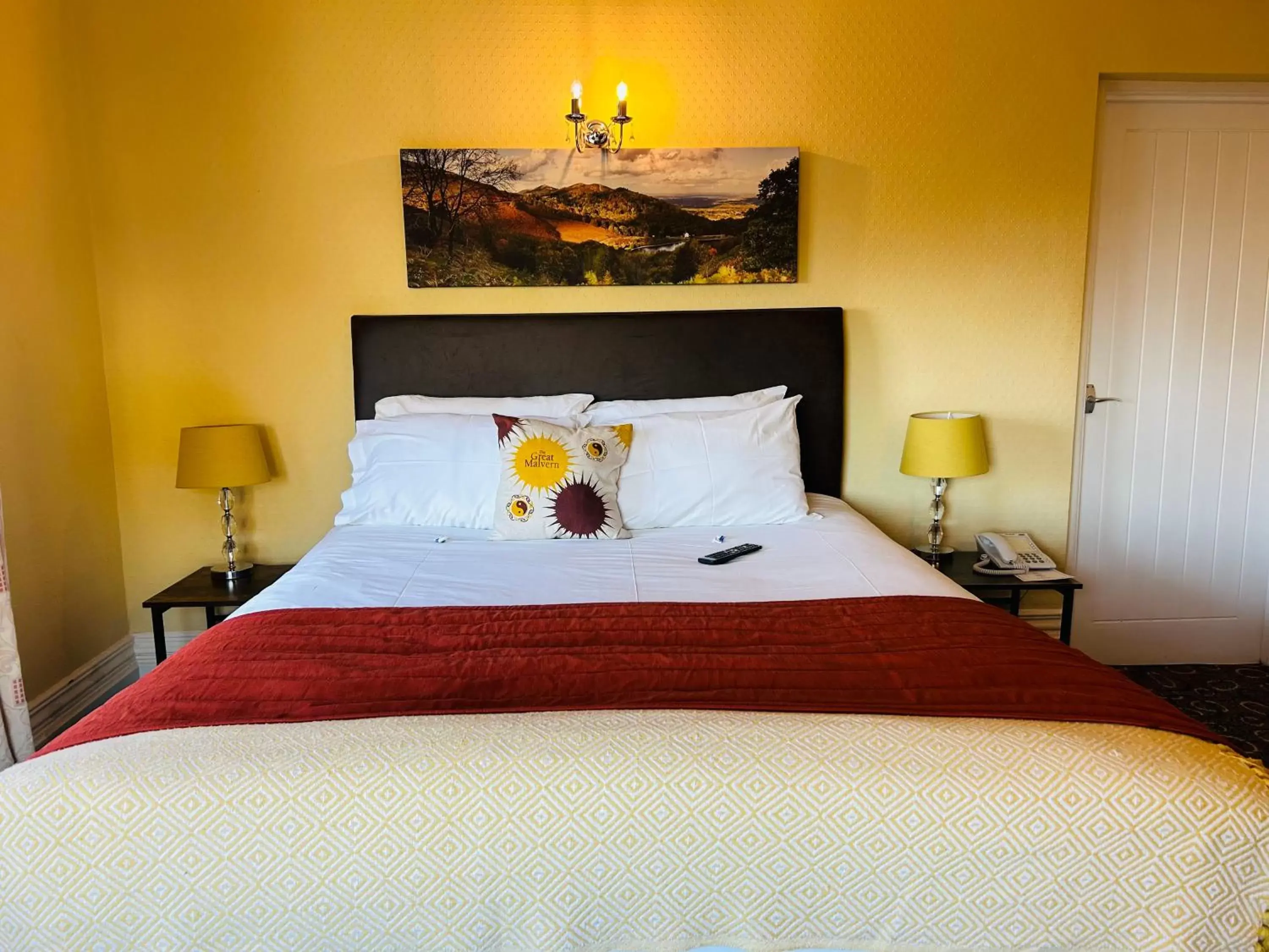Bedroom, Bed in Great Malvern Hotel