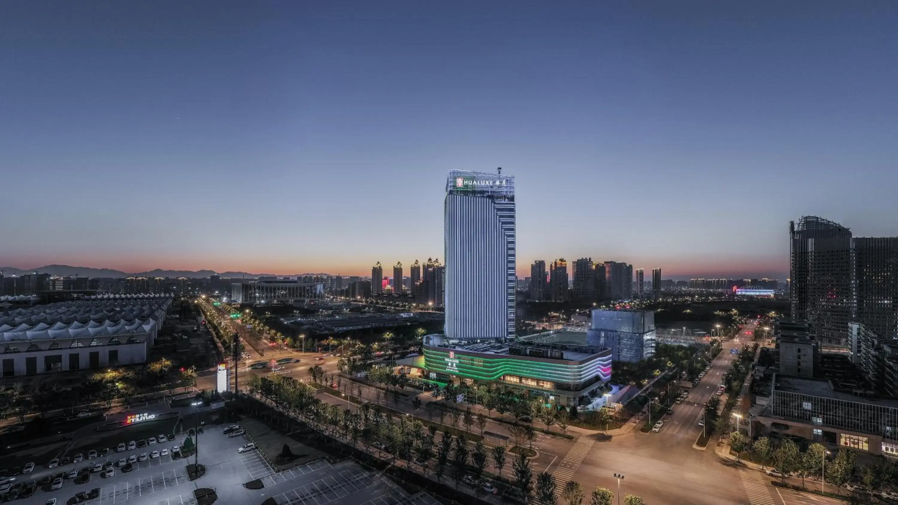 Property building in HUALUXE Xi'an Chanba by IHG-西安浐灞华邑酒店-Near Xi'an International Convention Exhibition Center and Shopping mall and The Romantic show of Xi'an-Free Luggage Storage-English Service Property building in HUALUXE Xi'an Chanba by IHG-西安浐灞华邑酒店-Near Xi'an International Convention Exhibition Center and Shopping mall and The Romantic show of Xi'an-Free Luggage Storage-English Service