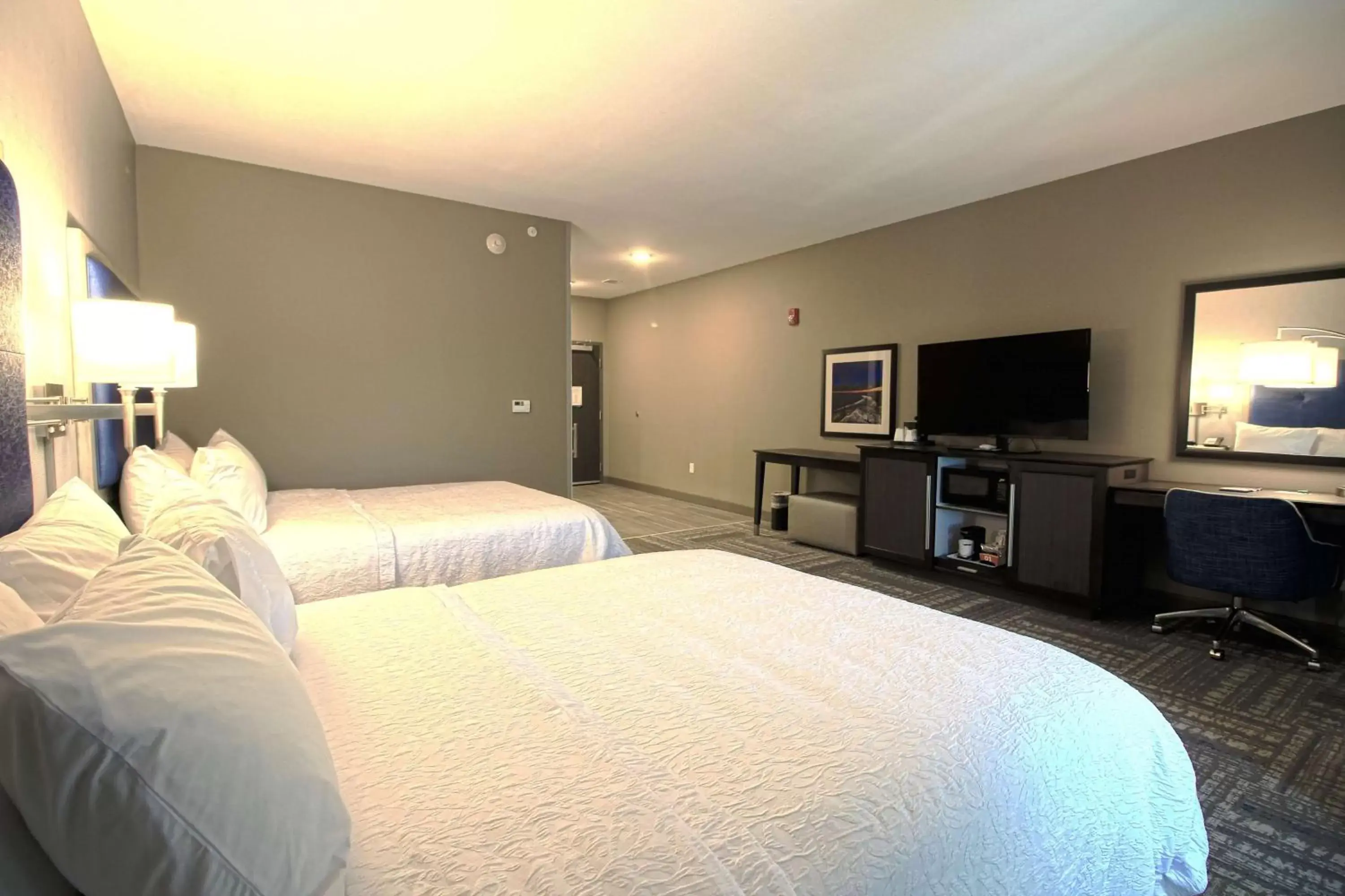 Bedroom, Bed in Hampton Inn West Plains