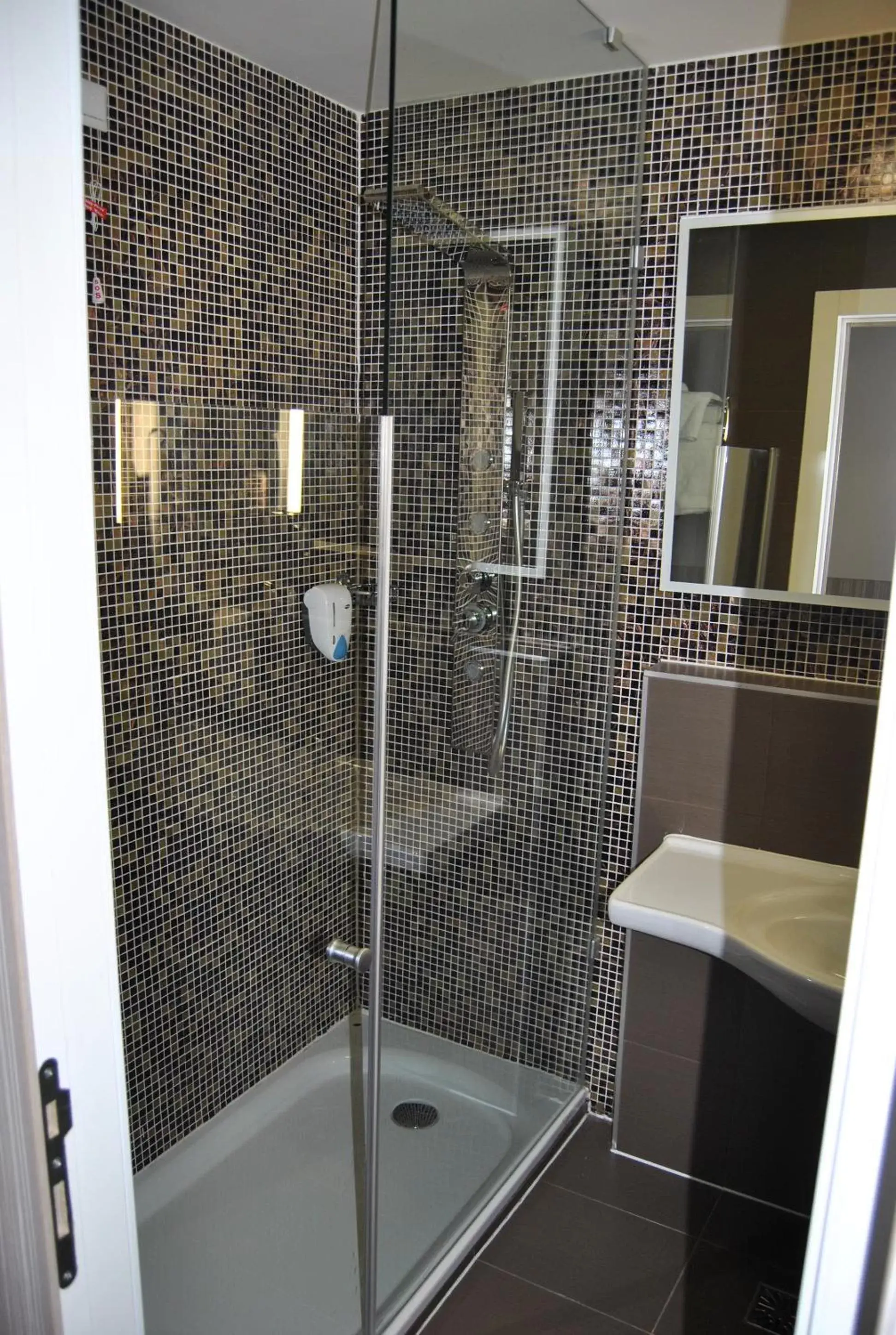 Shower, Bathroom in Hollywood Hotel