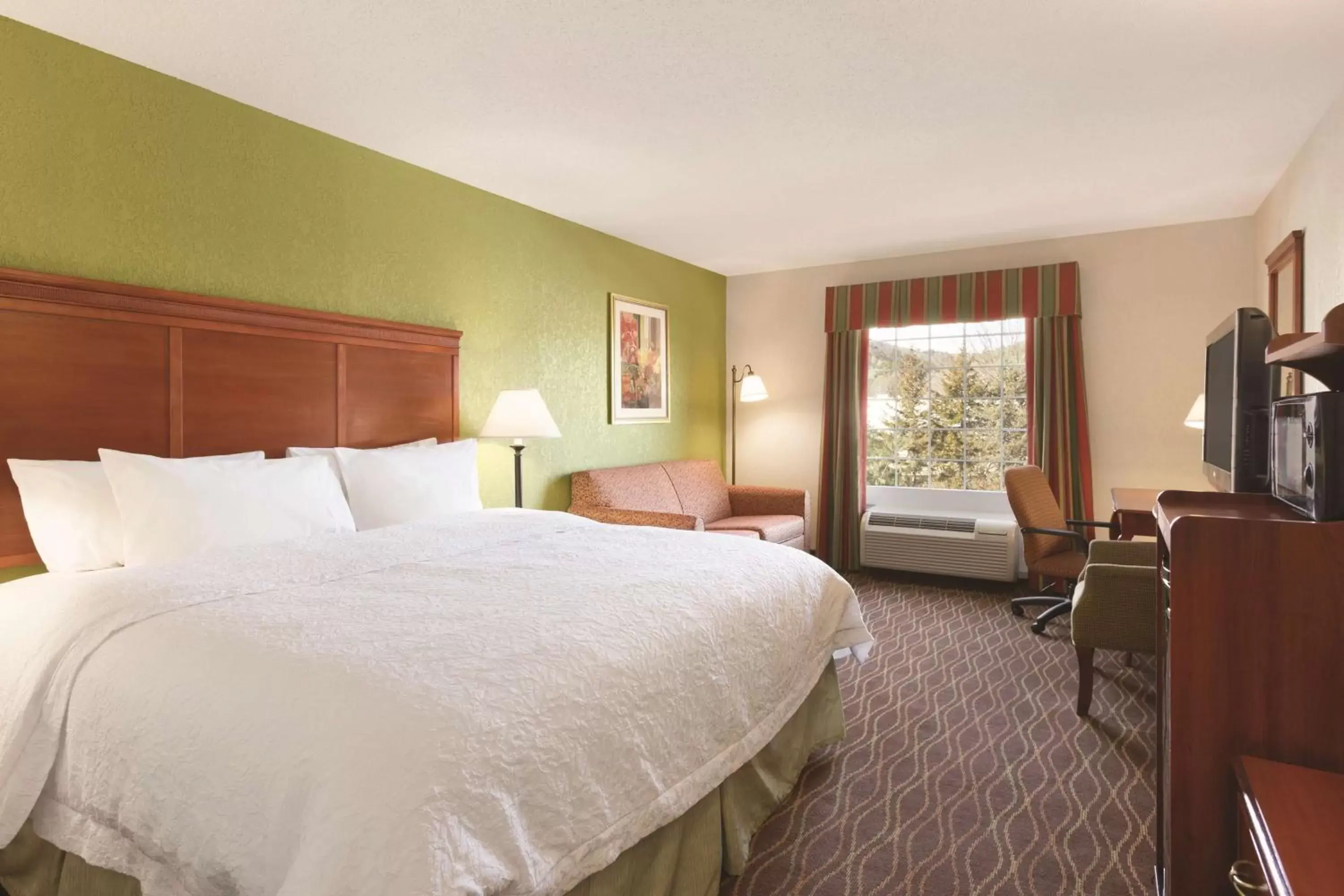 Bed in Hampton Inn & Suites Greenfield