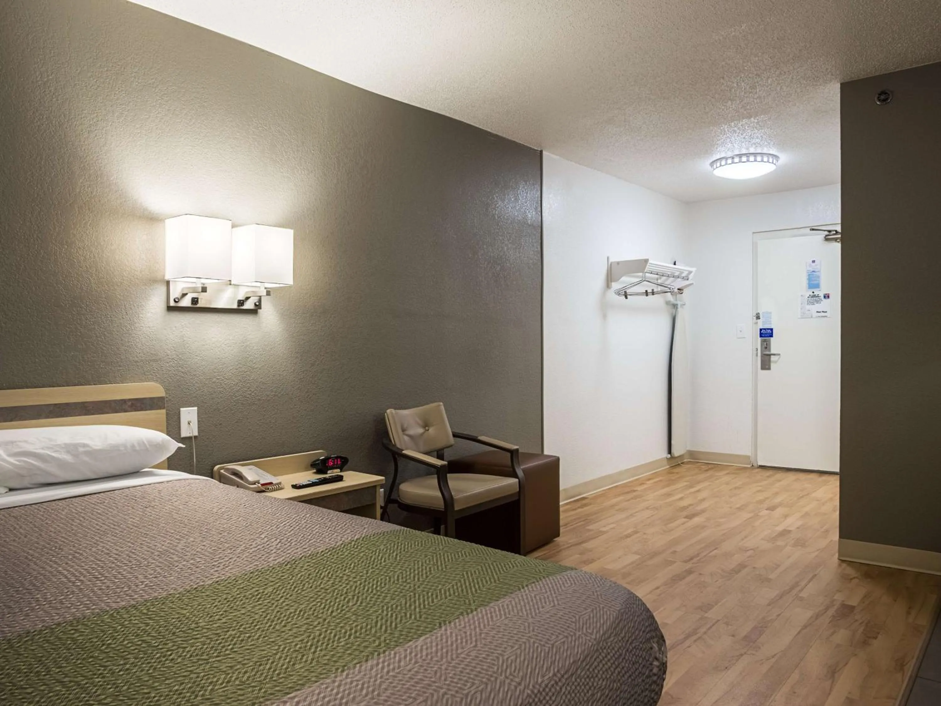 Seating area, Bed in Studio 6-Miamisburg, OH - Dayton