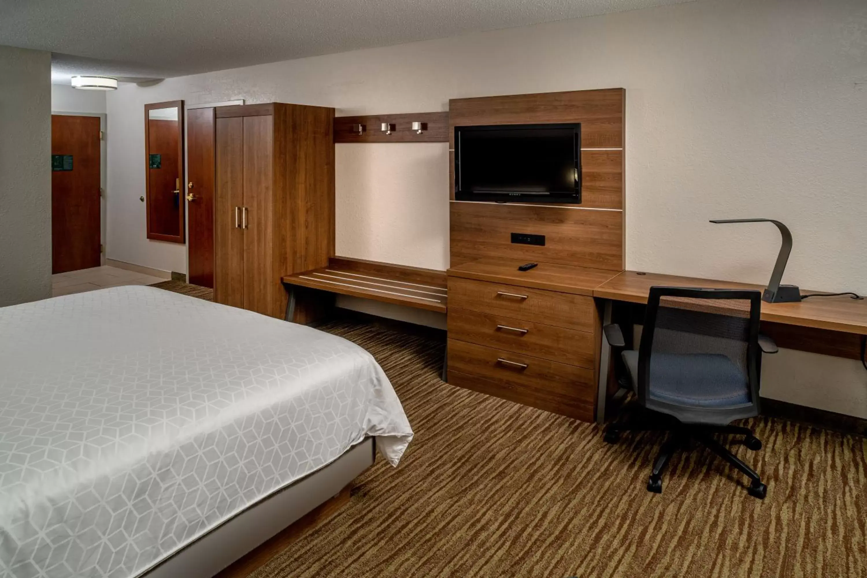 Bedroom, TV/Entertainment Center in Holiday Inn Express and Suites Pikeville, an IHG Hotel