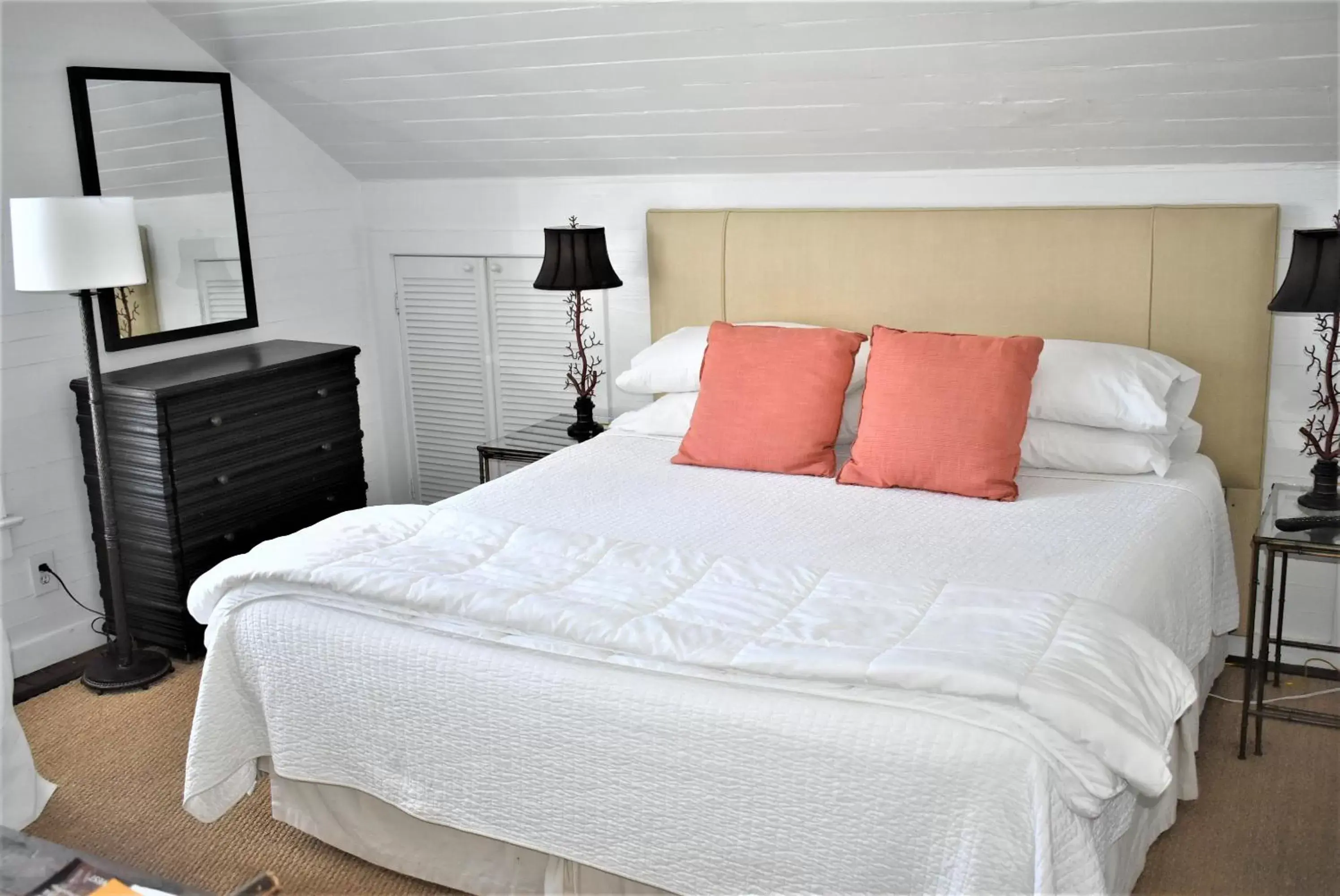 Bedroom, Bed in Simonton Court Historic Inn & Cottages