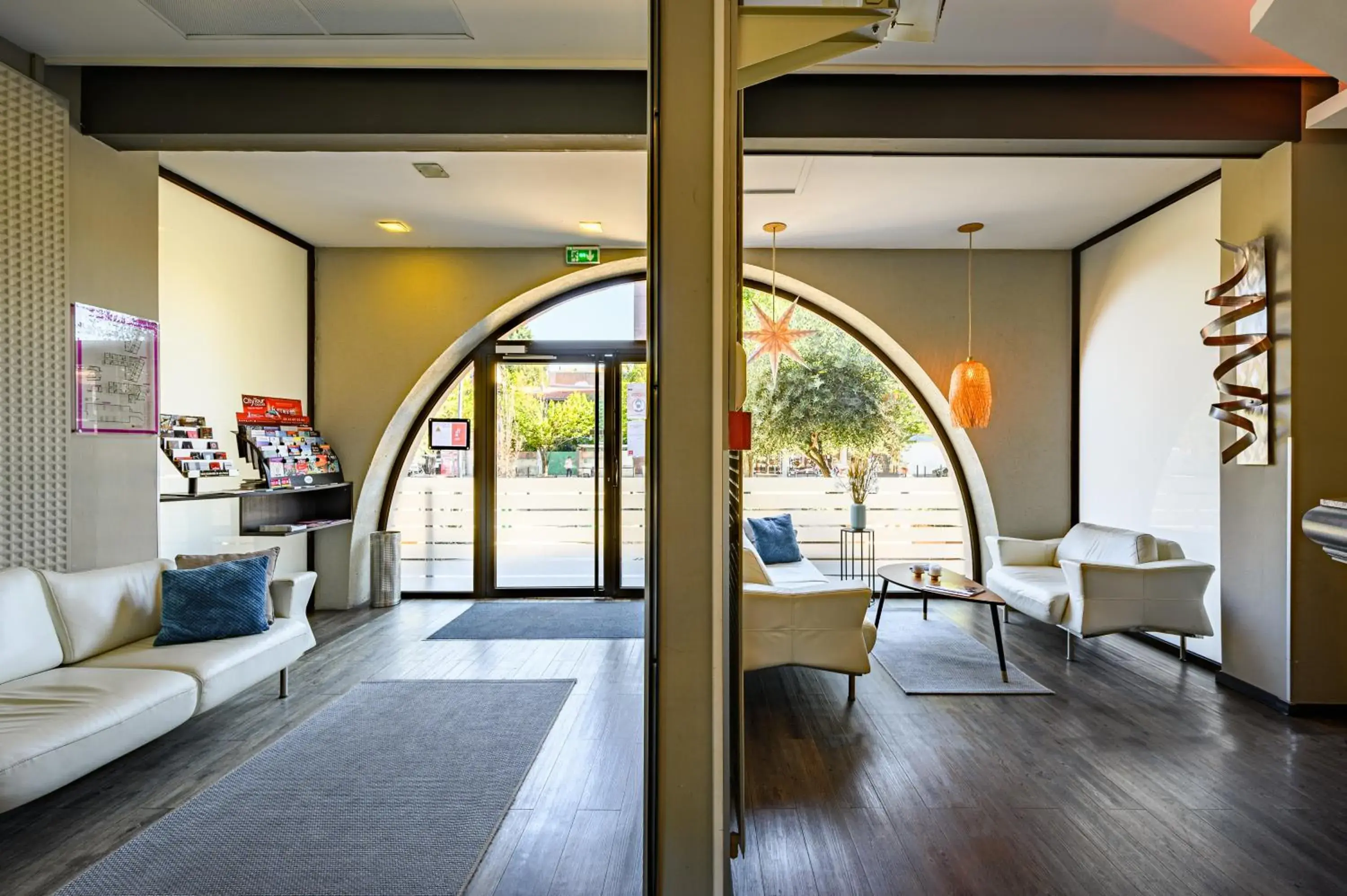 Lobby or reception in Hotel Gascogne Lobby or reception in Hotel Gascogne