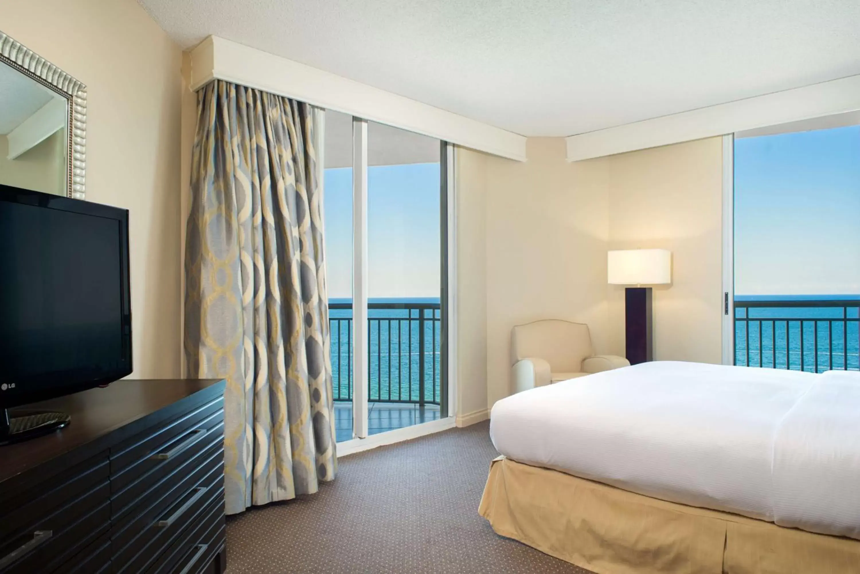 Bed, TV/Entertainment Center in DoubleTree by Hilton Ocean Point Resort - North Miami Beach