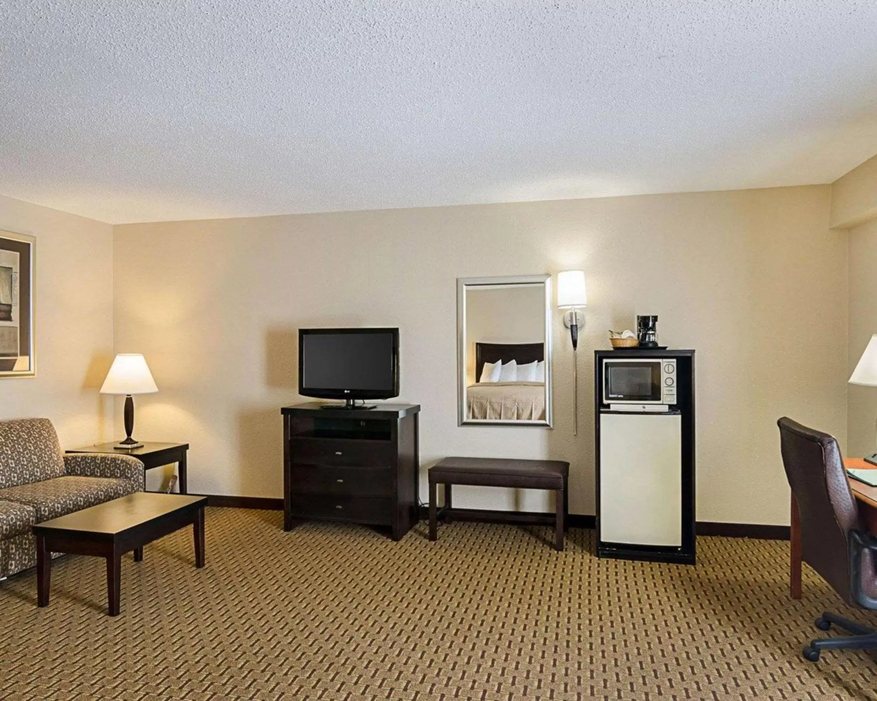 Photo of the whole room, TV/Entertainment Center in Quality Inn Troutville - Roanoke North