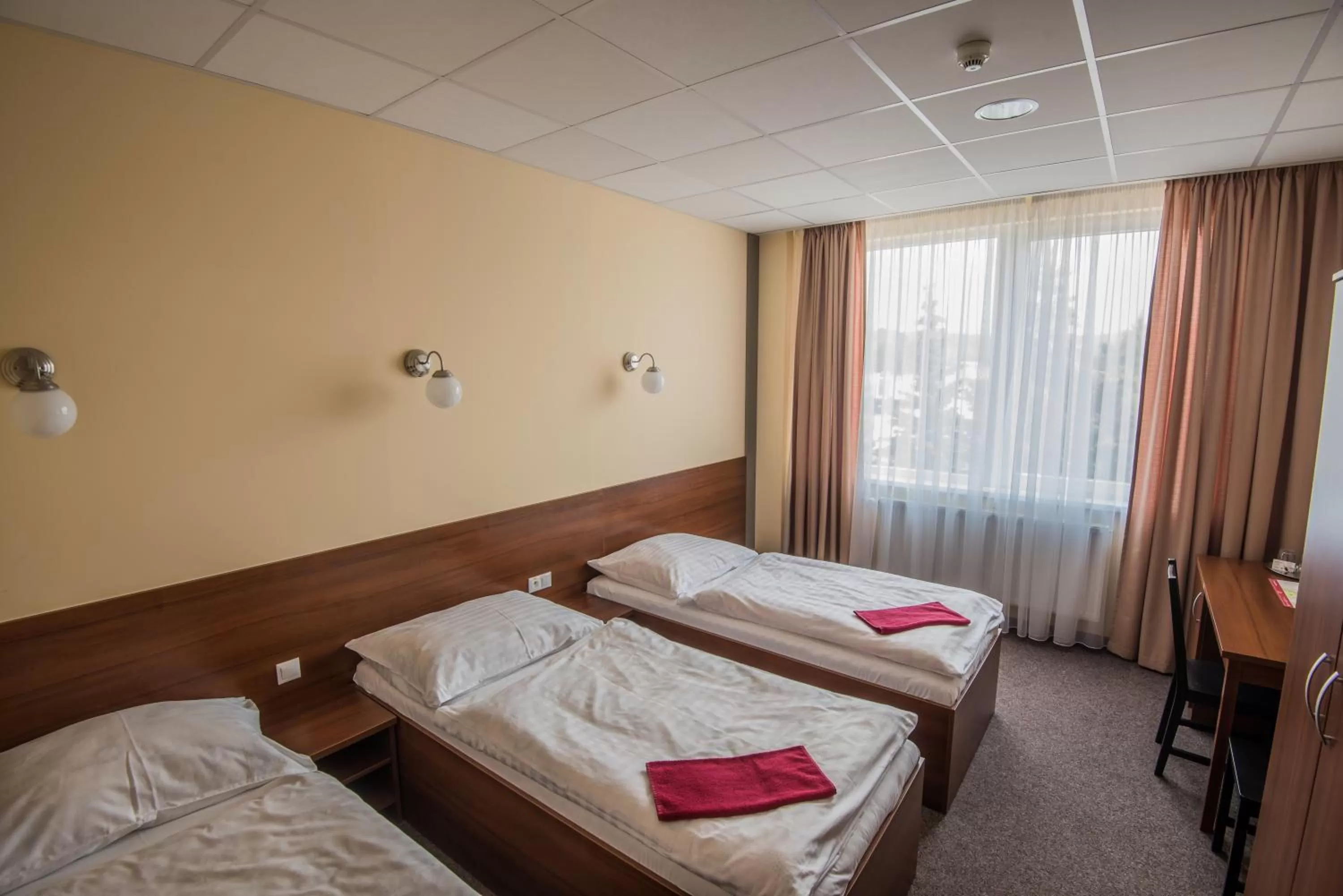 Photo of the whole room, Bed in City Hotel B&B, reception 24 7, 800m od-from R1, free parking