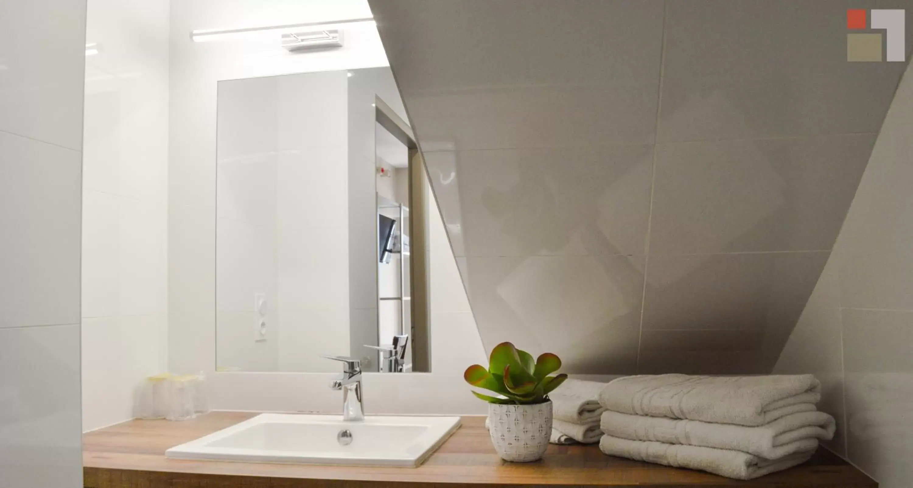 Bathroom in Hôtel Le Printemps