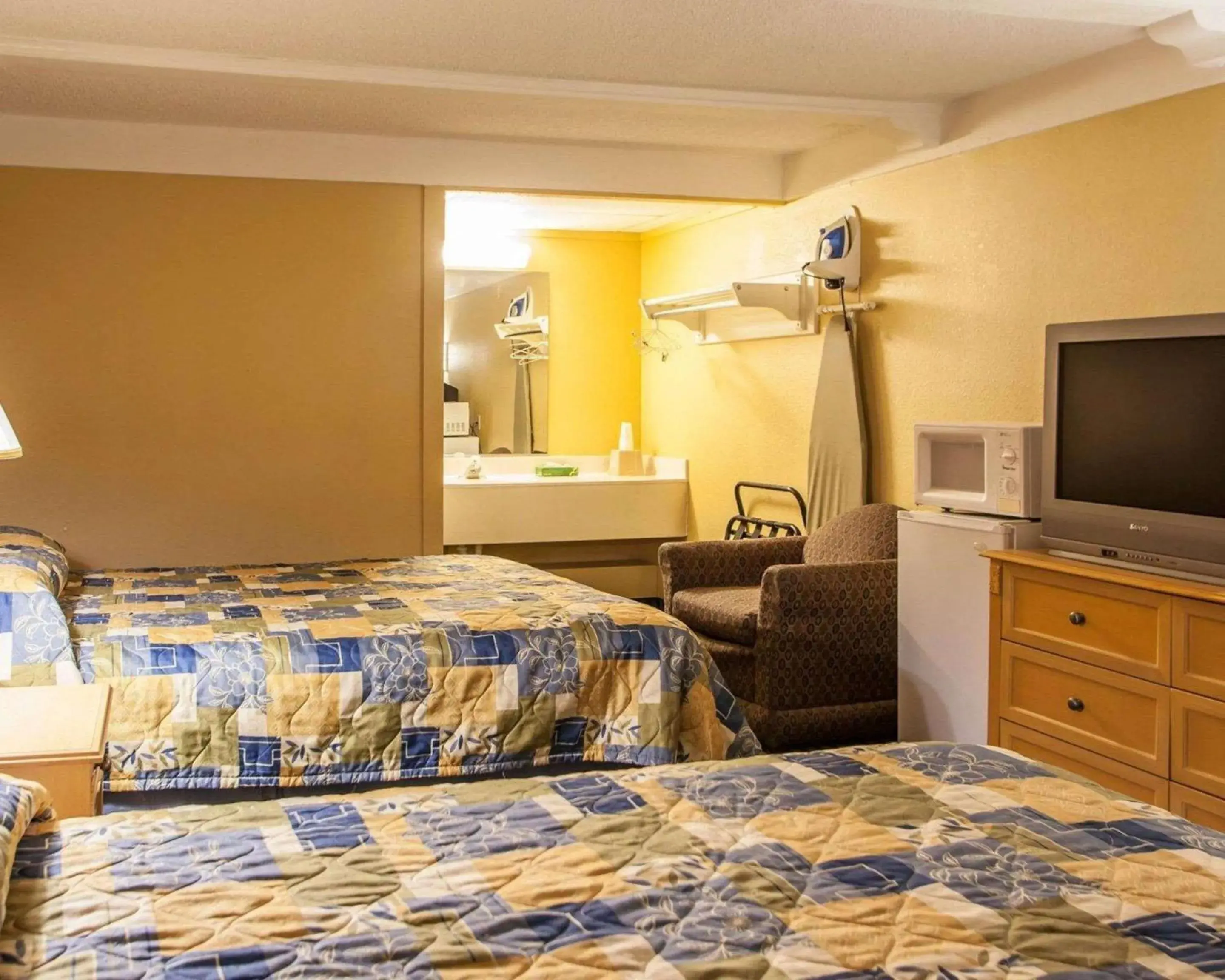 Photo of the whole room, Bed in Relax Inn Saint Charles