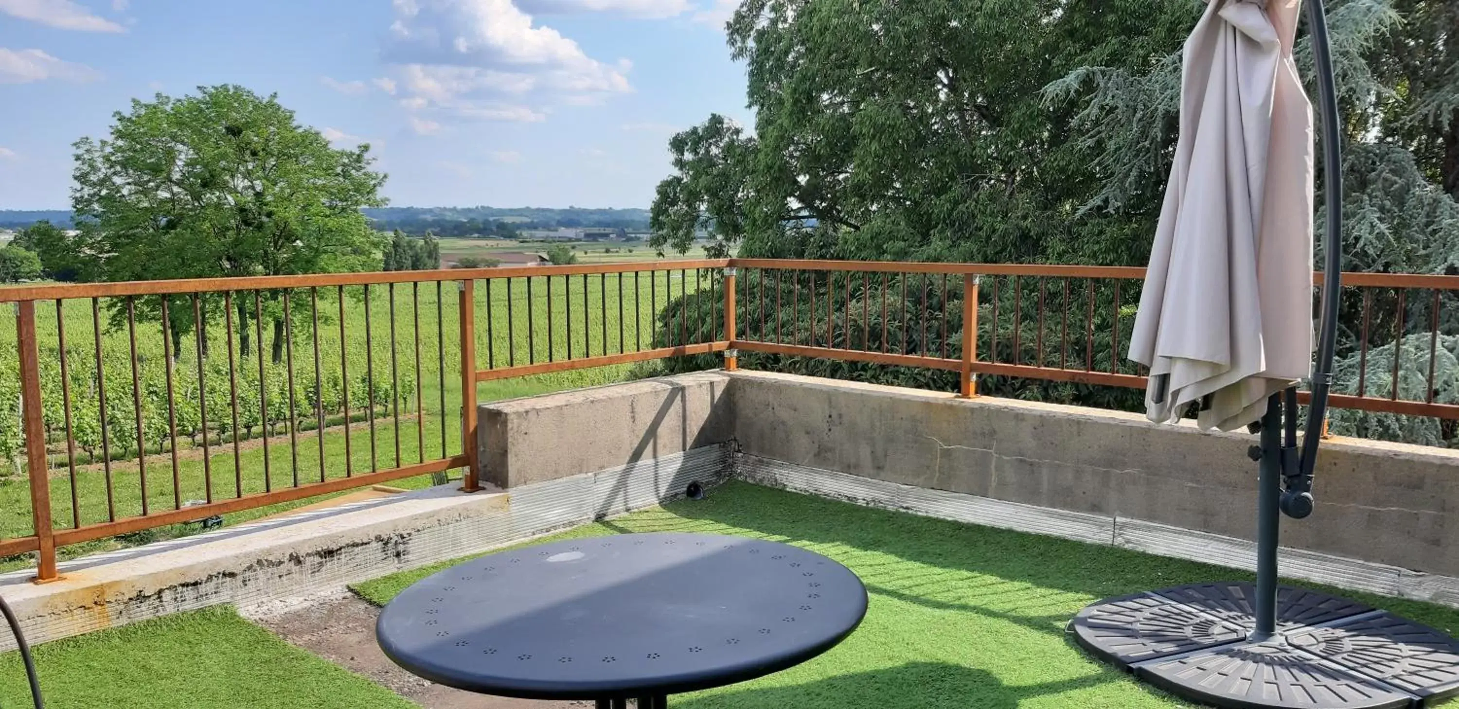 Balcony/Terrace in A L'OMBRE DE LA TREILLE -Proche Saint-Emilion