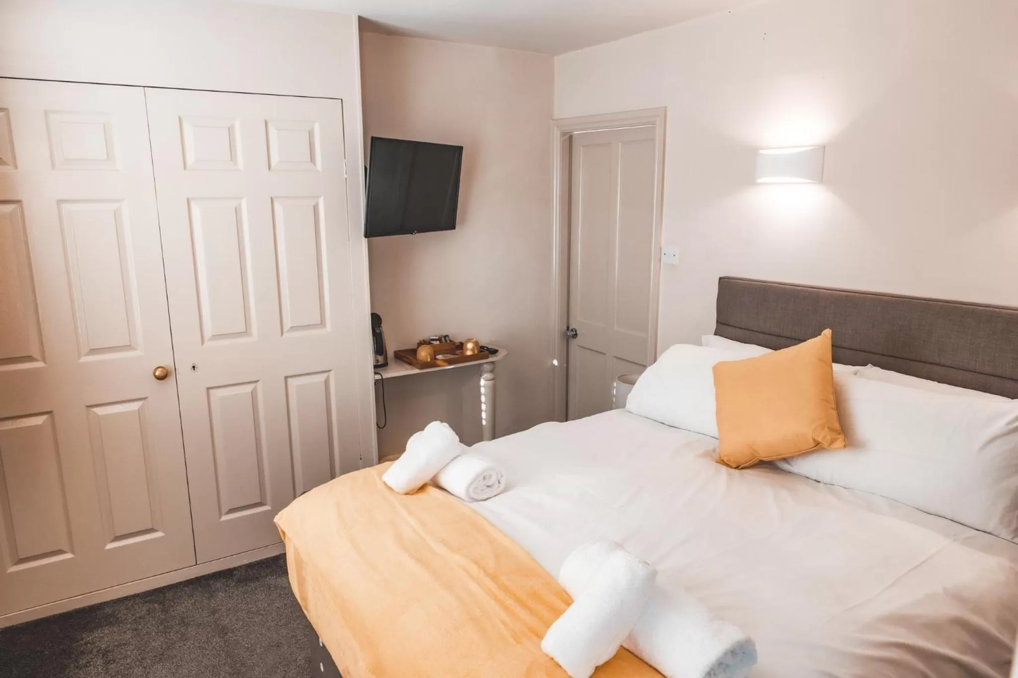 Bedroom, Bed in Croppers Arms