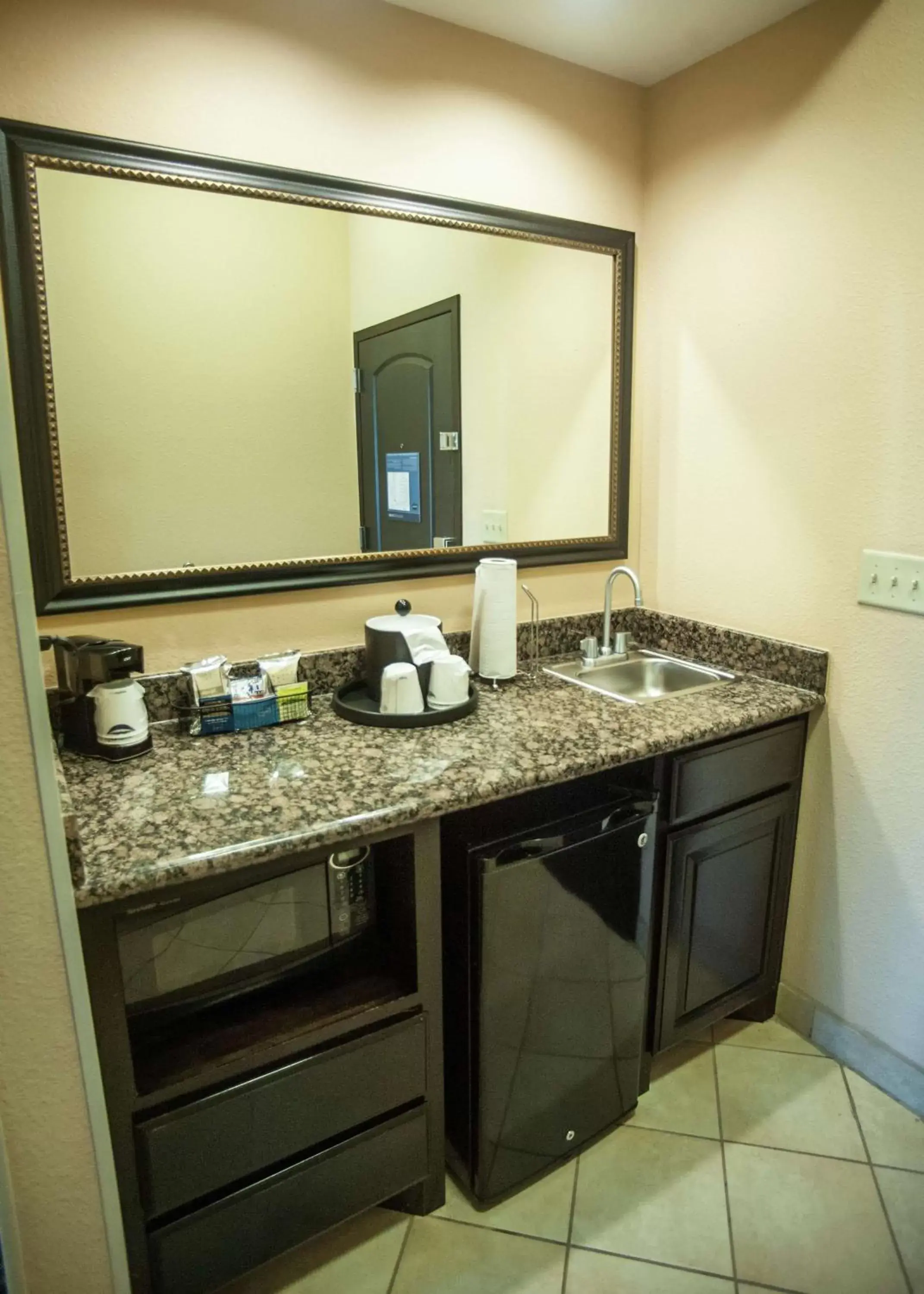 Photo of the whole room, Bathroom in Hampton Inn & Suites Palestine