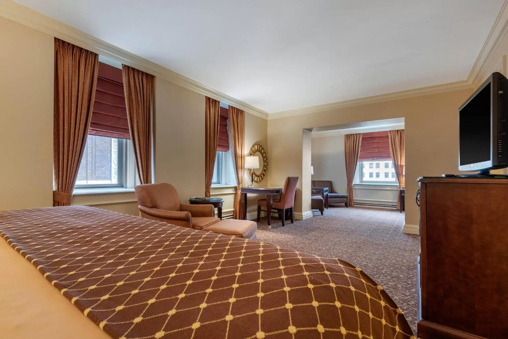 Photo of the whole room, Bed in Omni William Penn Hotel