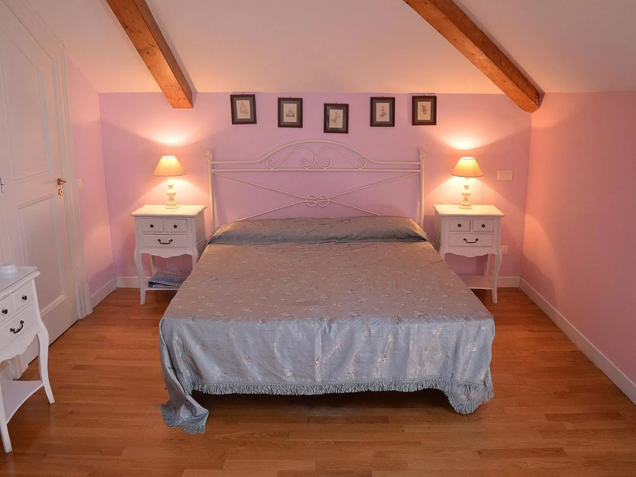 Photo of the whole room, Bed in The Secret Garden Relais