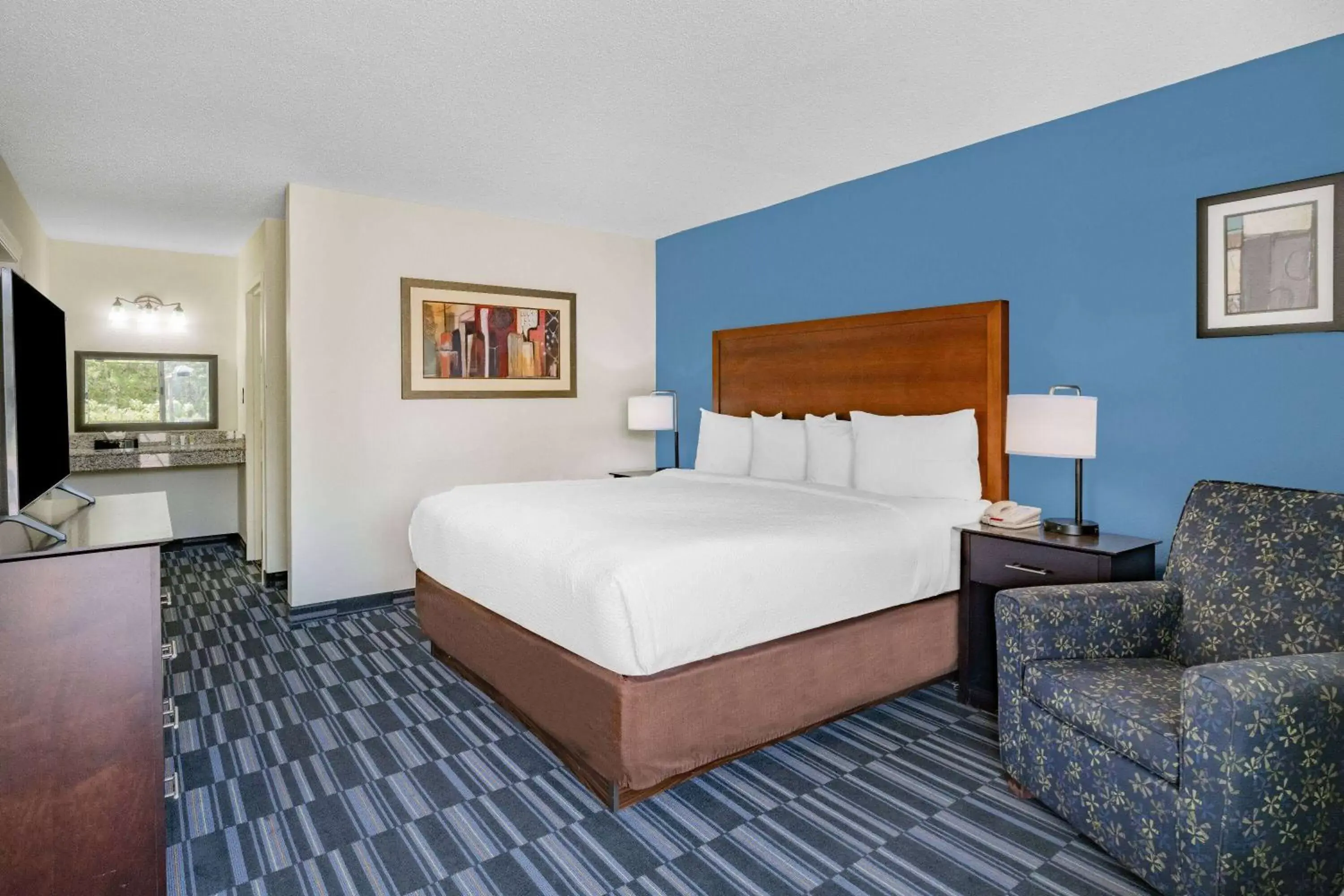 King Room, Mobility Accessible Suite, Roll-In Shower, Non-Smoking in Days Inn and Suites by Wyndham Oxford