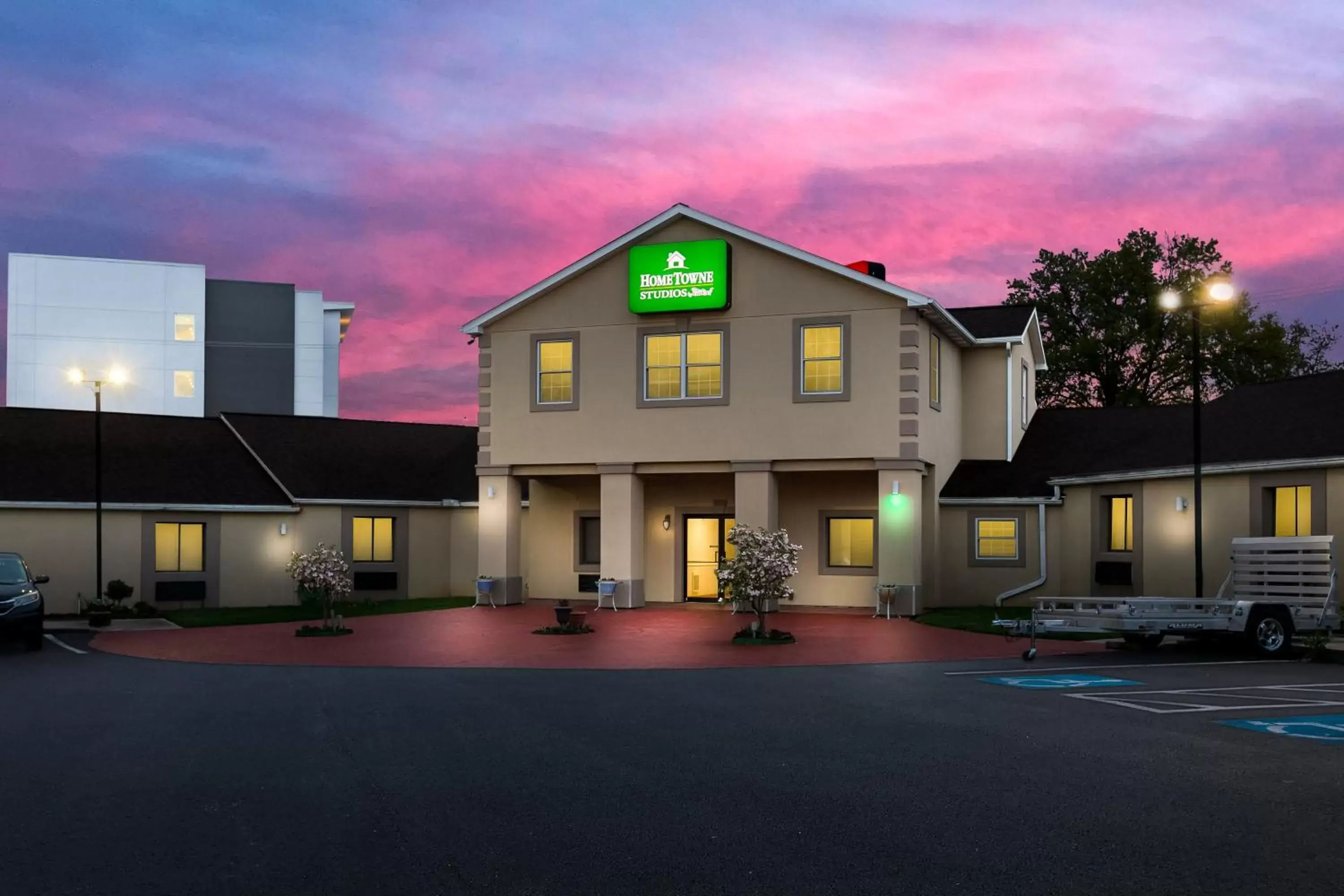 Property building in HomeTowne Studios by Red Roof Denver, PA Property building in HomeTowne Studios by Red Roof Denver, PA