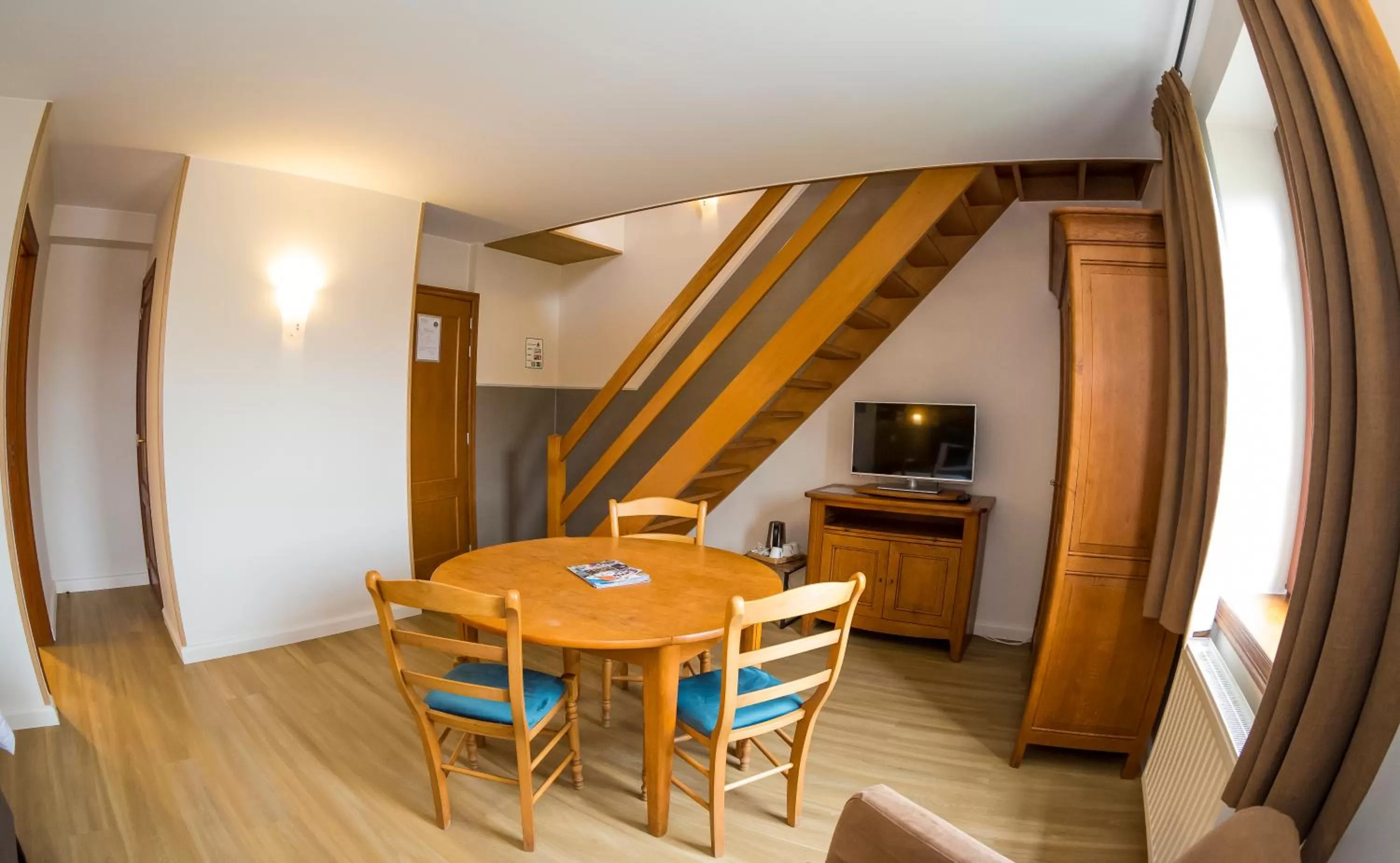 Bedroom, Dining Area in B&B Ferme Château de Laneffe