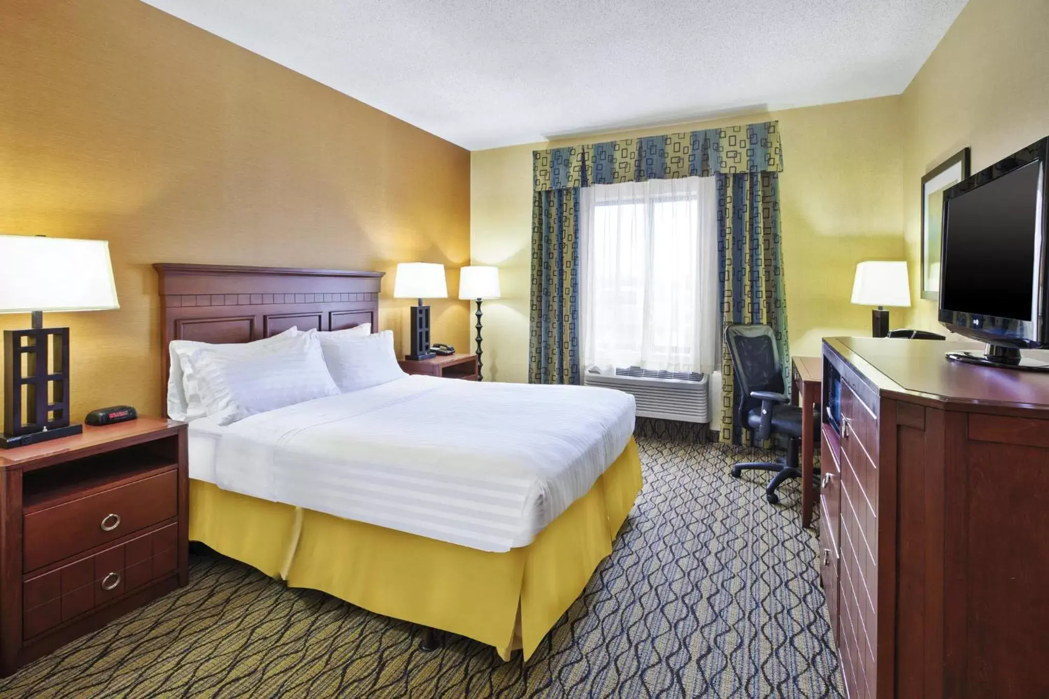 Photo of the whole room, Bed in Holiday Inn Express Hotel & Suites - Belleville Area, an IHG Hotel