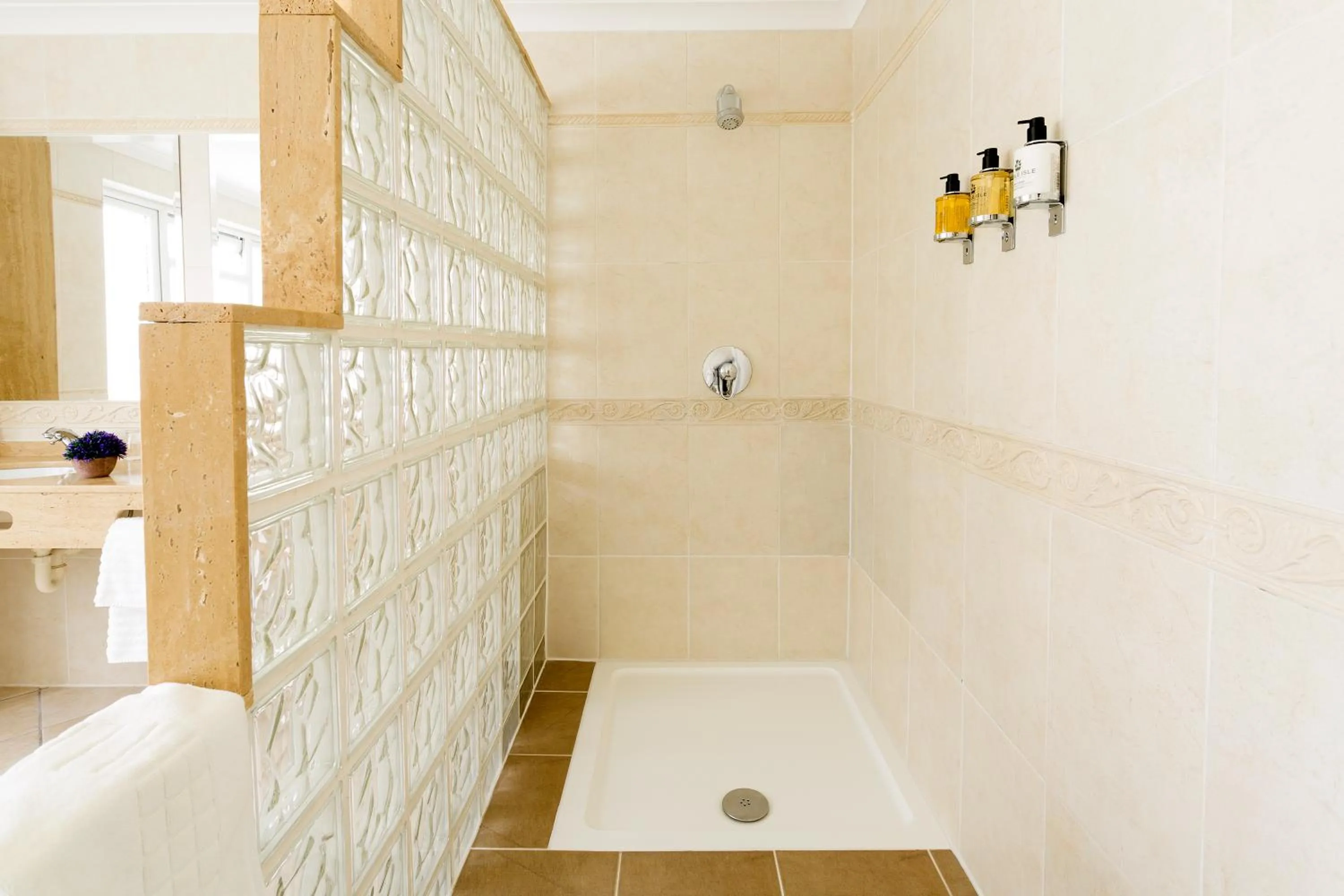 Shower in The Savoy Jersey