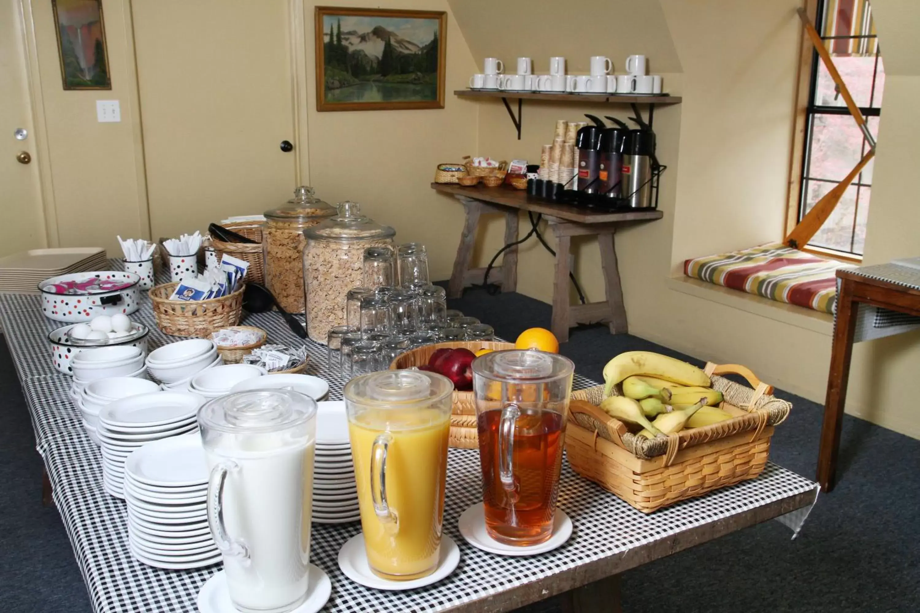 Coffee/tea facilities, Breakfast in Riverside Inn