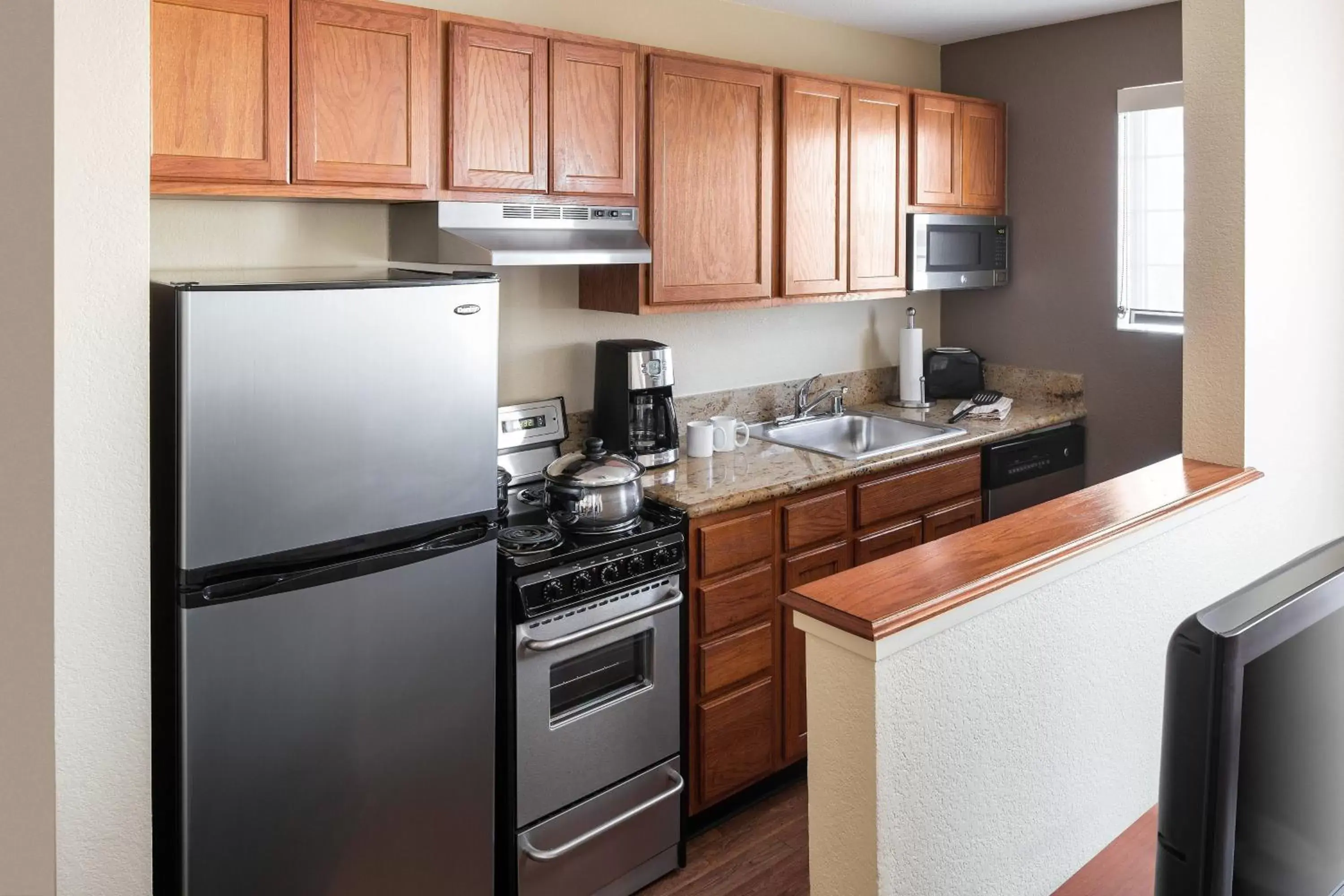 Bedroom, Kitchen/Kitchenette in TownePlace Suites Los Angeles LAX Manhattan Beach