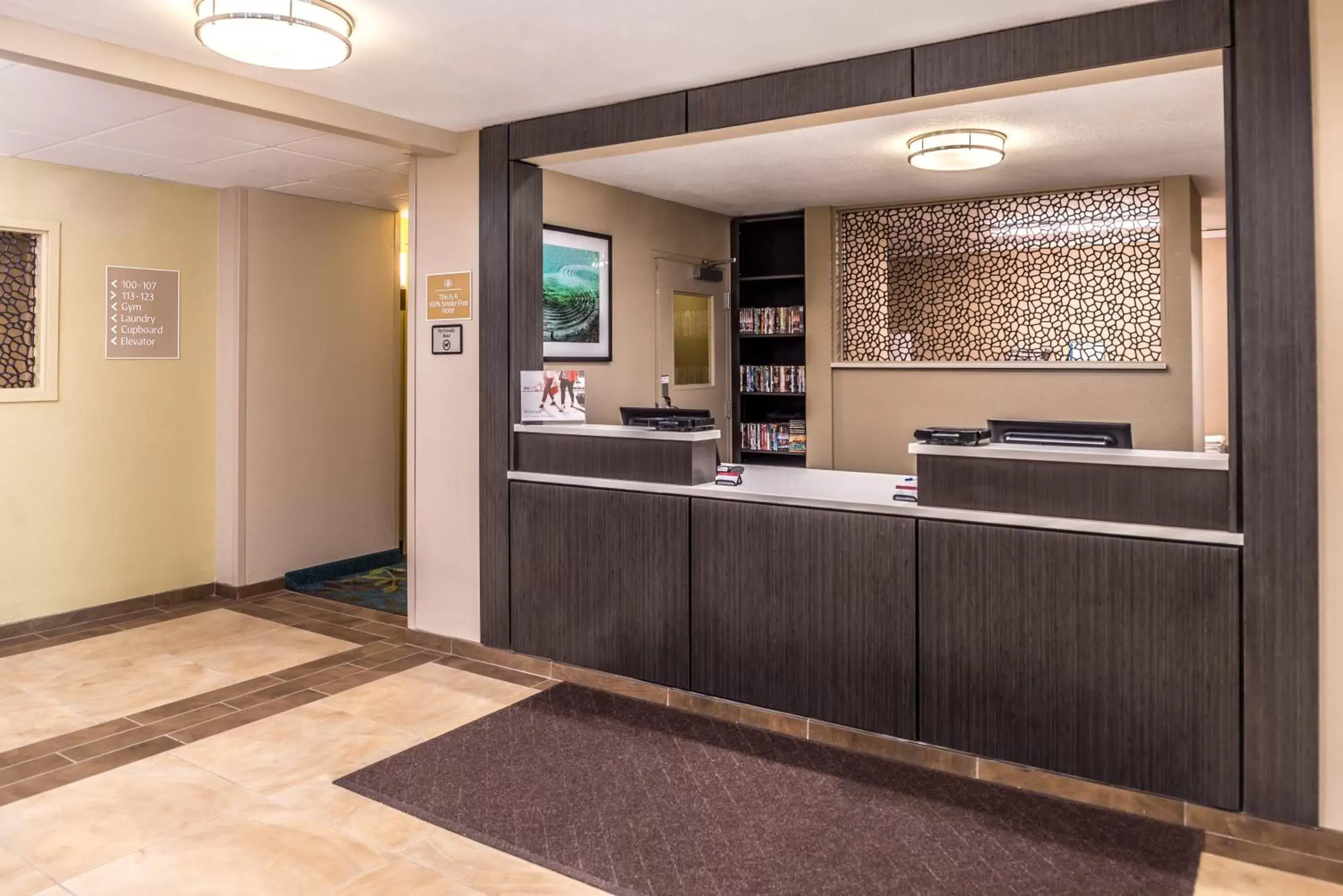 Property building, Lobby/Reception in Candlewood Suites Kansas City, an IHG Hotel