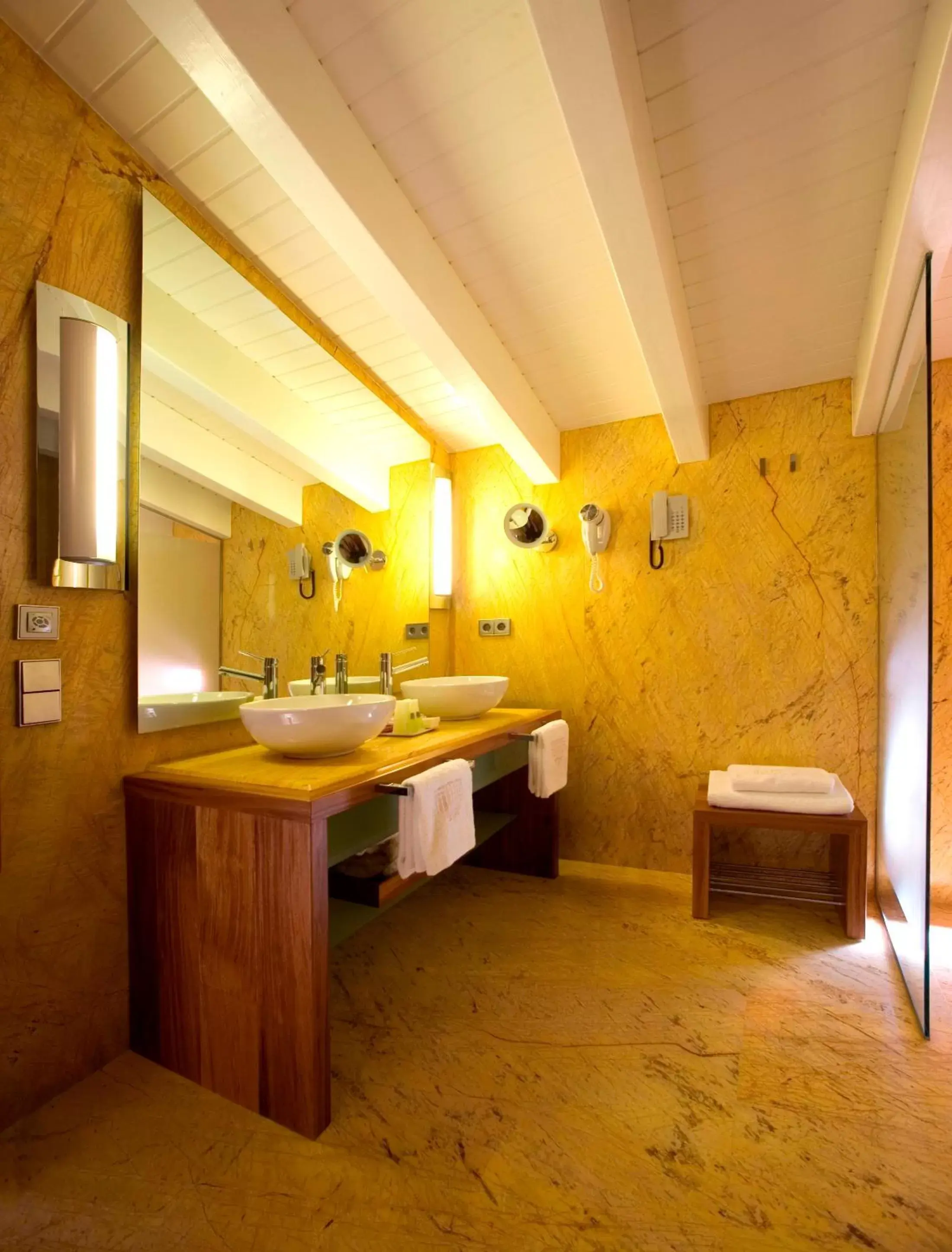 Bathroom in Mirador de Dalt Vila-Relais & Chateaux