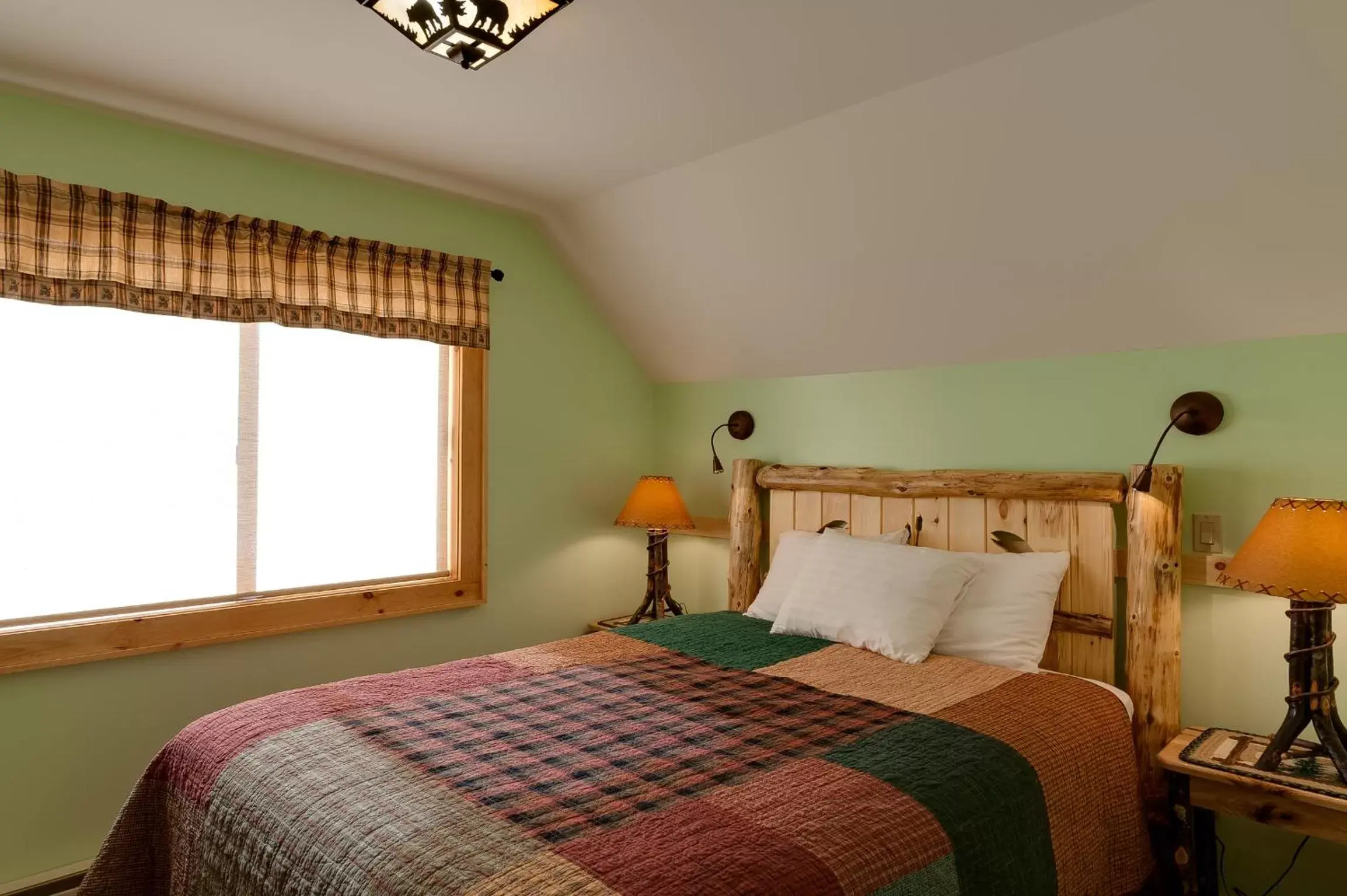 Bedroom, Bed in Cobble Mountain Lodge