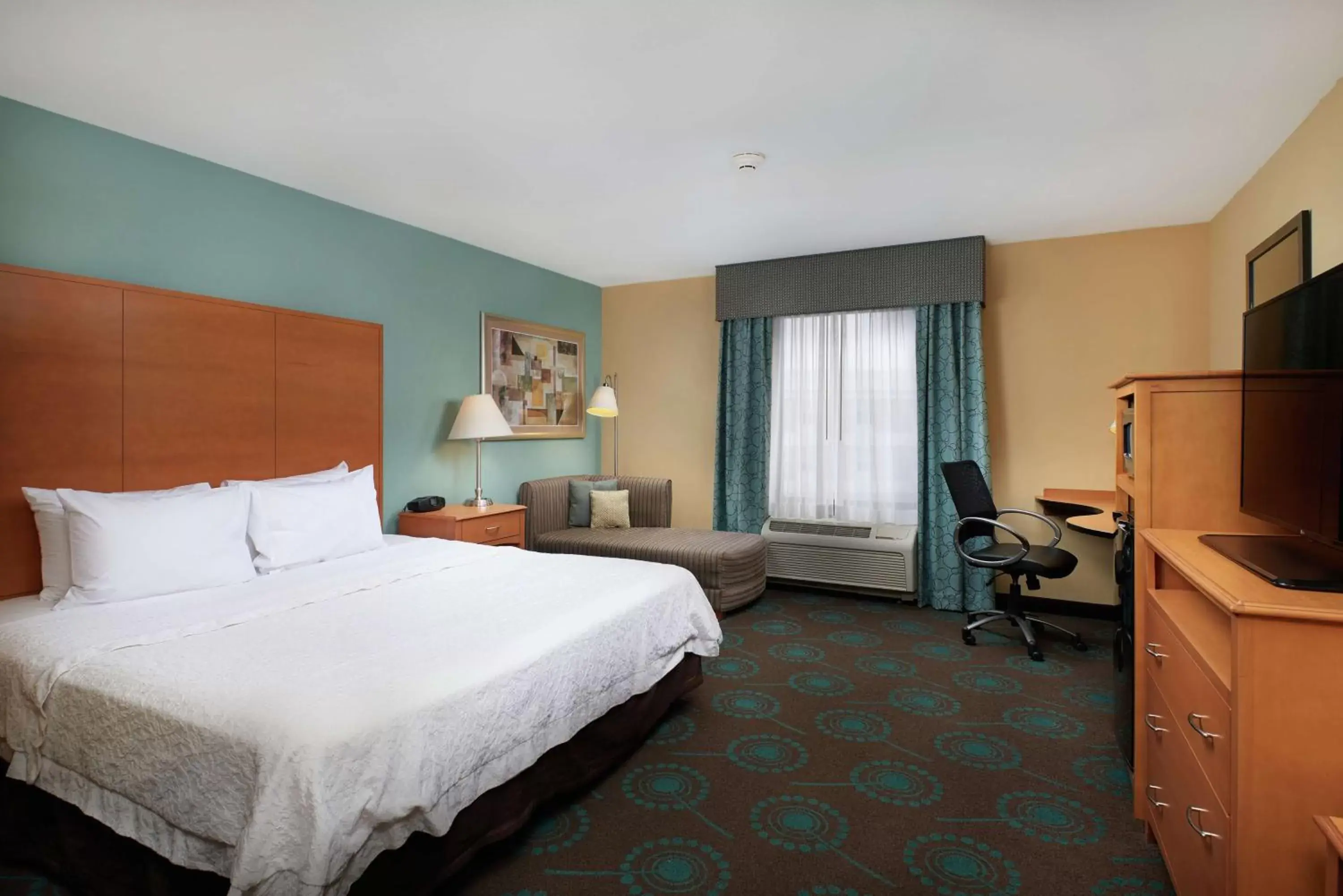Bedroom in Hampton Inn & Suites Canton