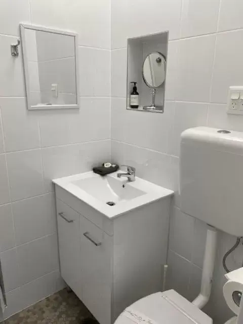 Bathroom in CBD GI Motel
