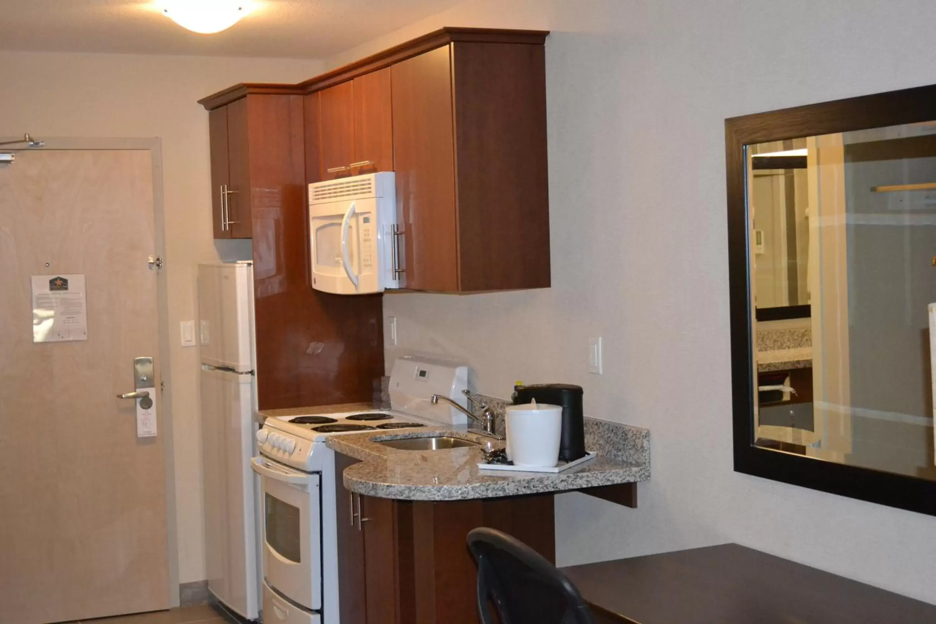 Kitchen or kitchenette, Kitchen/Kitchenette in Western Star Inn and Suites Carlyle