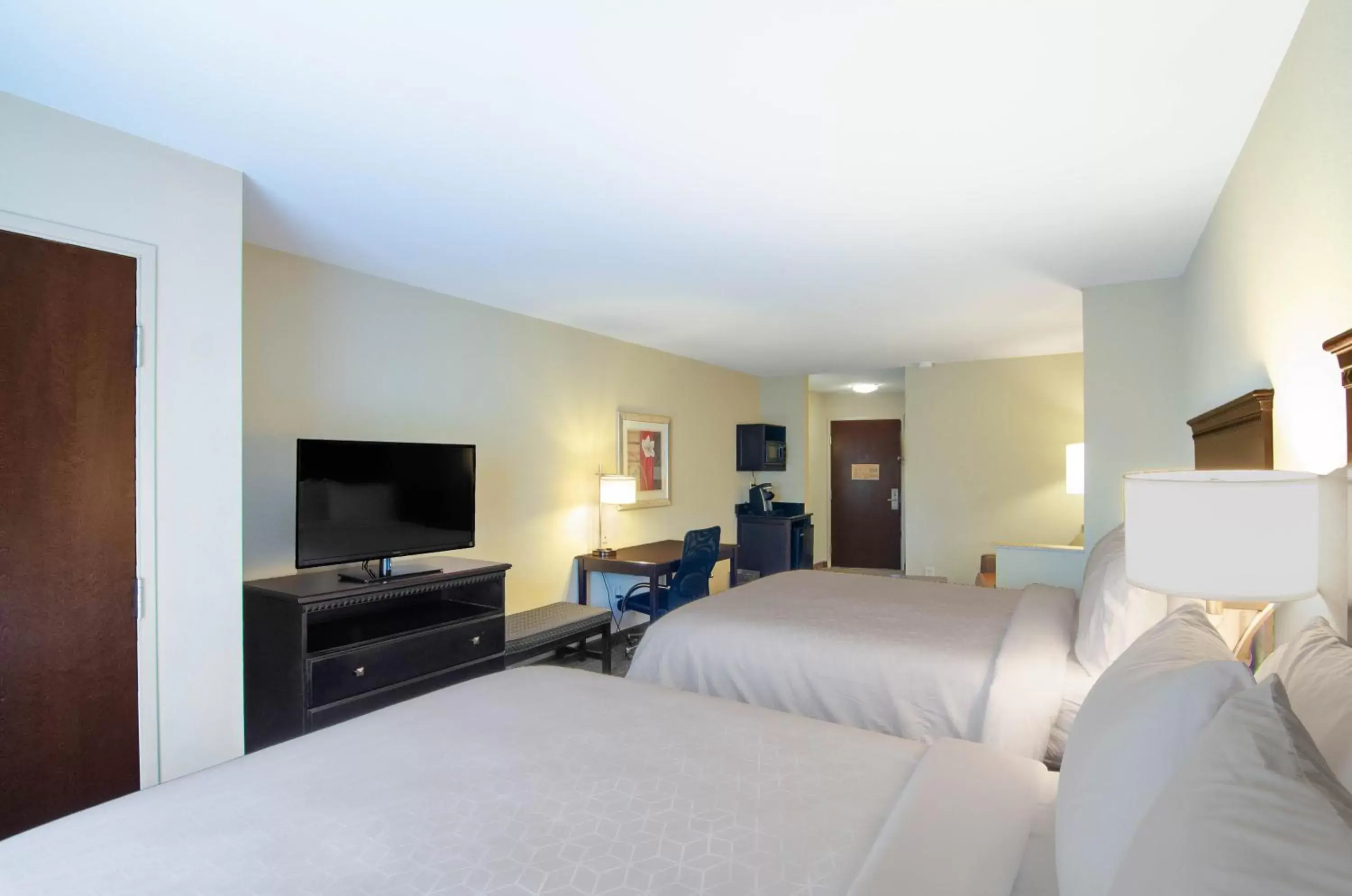 TV and multimedia, Bed in Springdale Inn & Suites