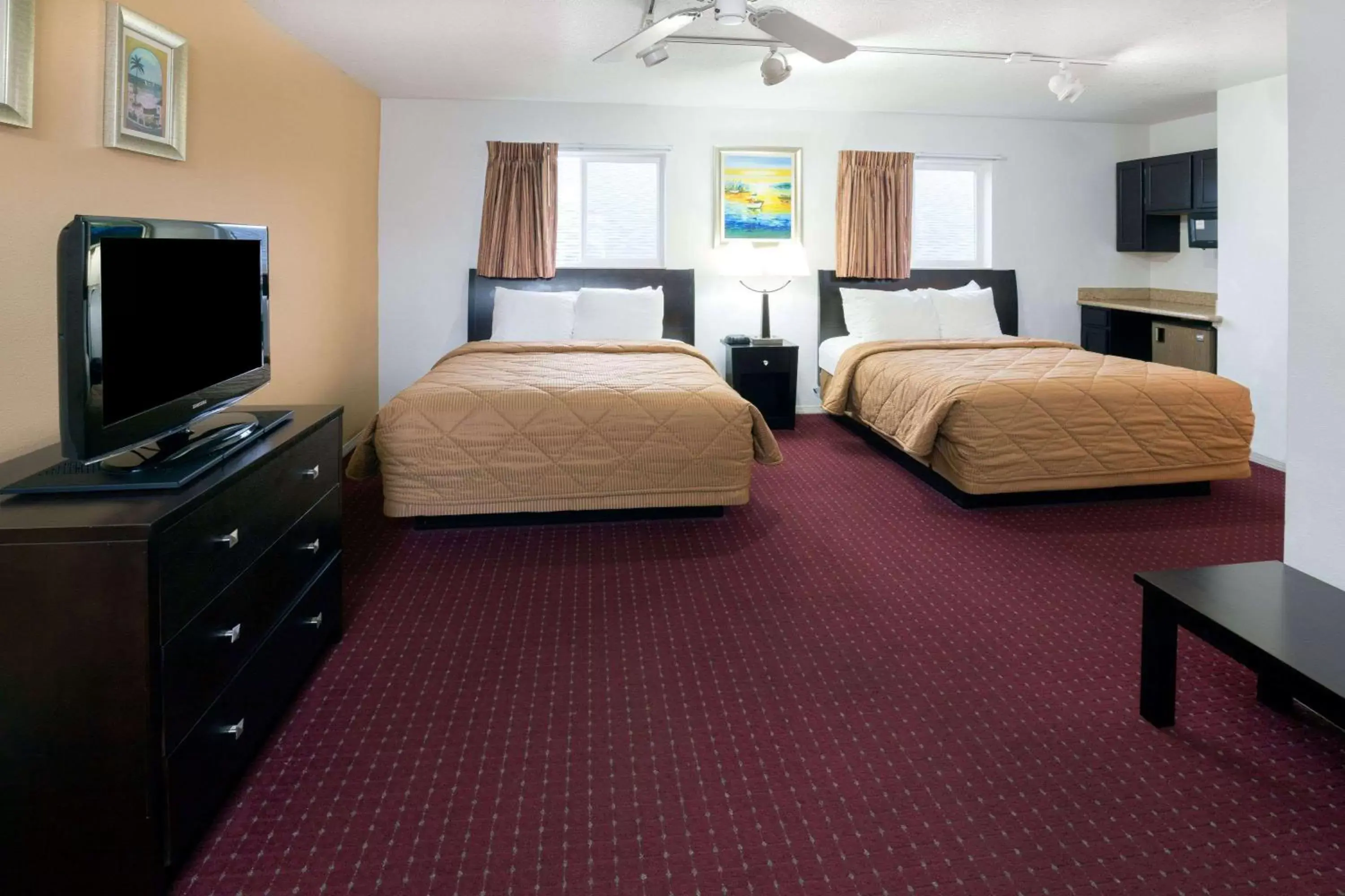 Photo of the whole room, Bed in Days Inn by Wyndham Newport OR