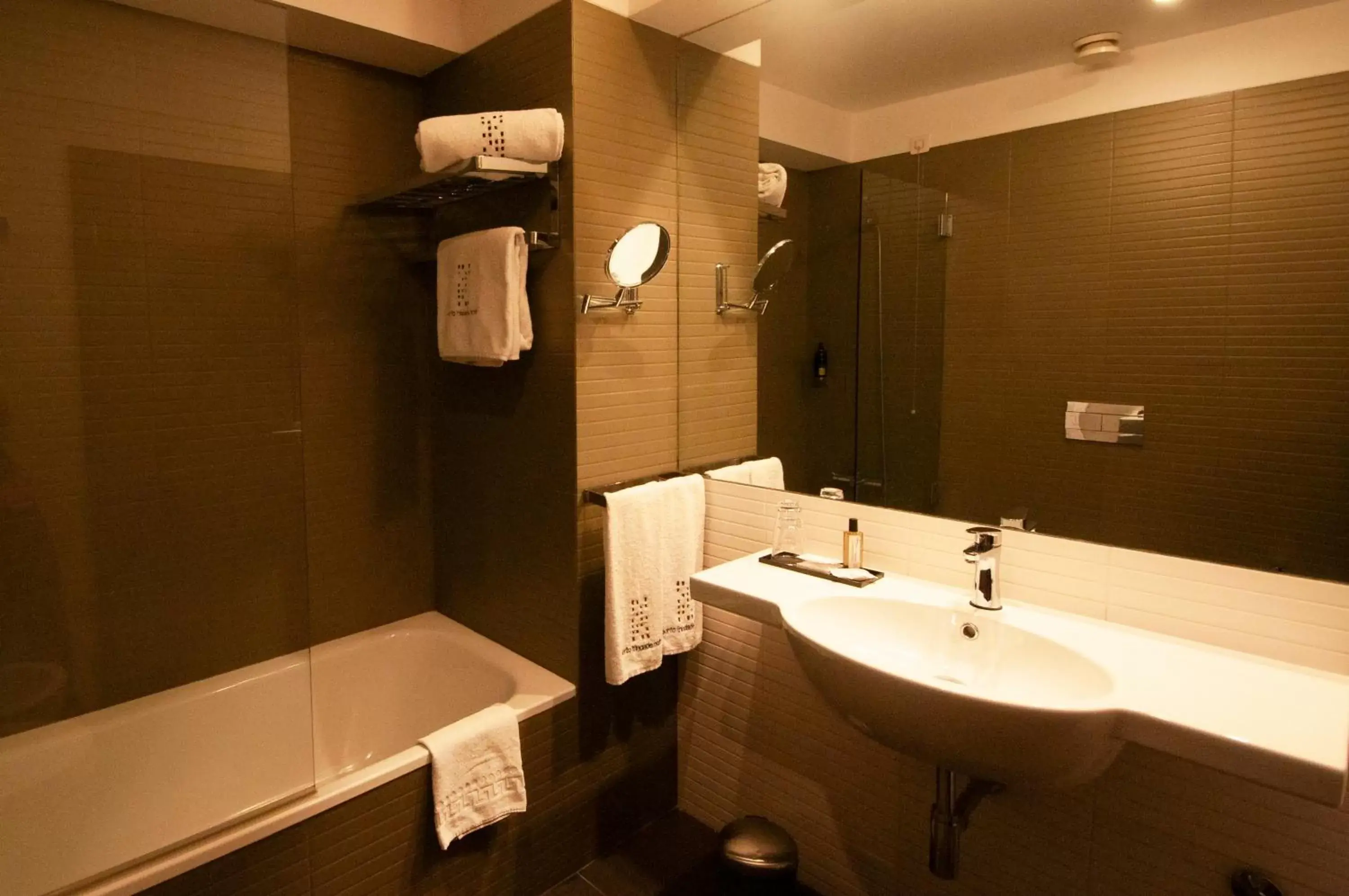 Bathroom in Porto Trindade Hotel