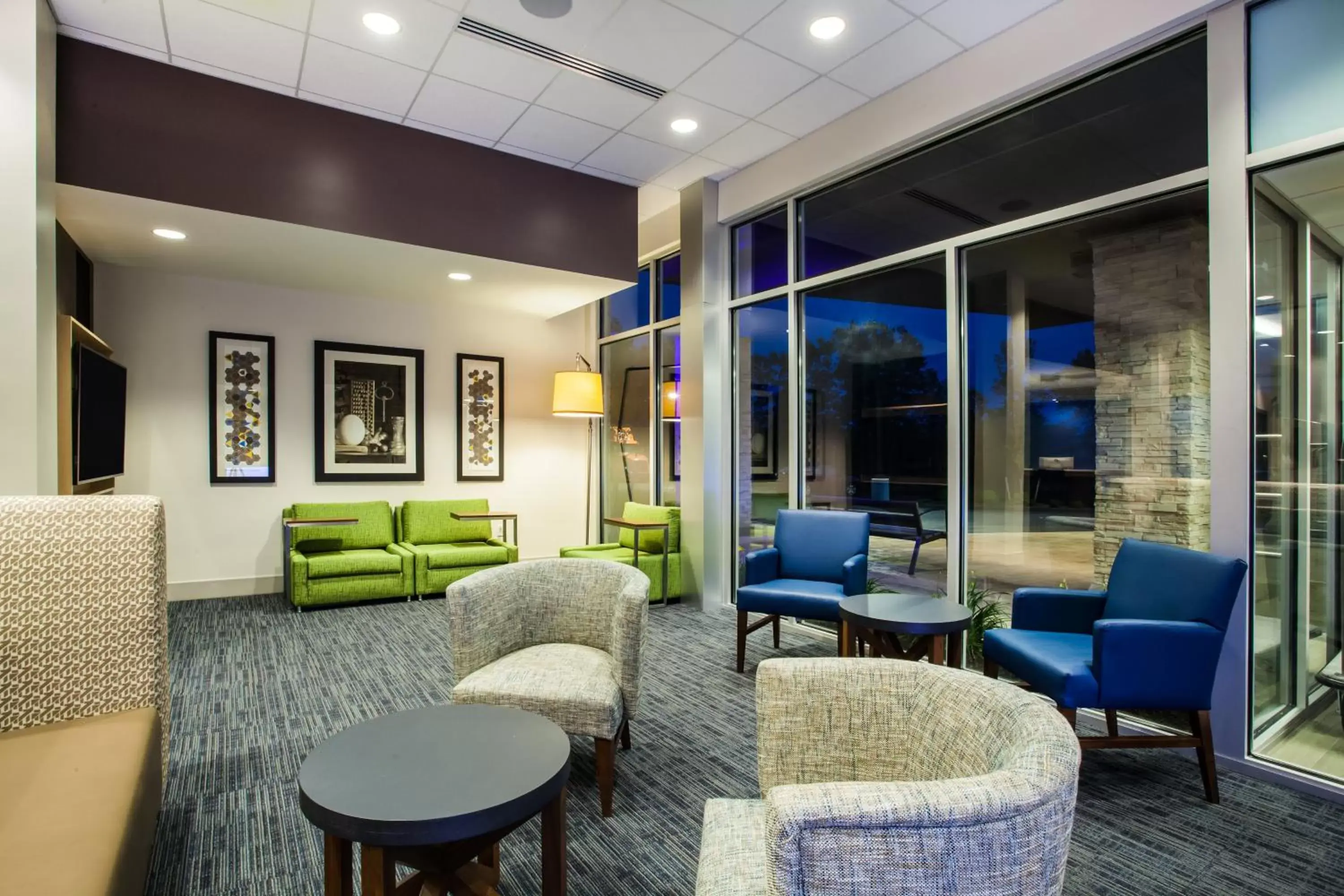 Property building, Lounge/Bar in Holiday Inn Express Queensbury-Lake George Area, an IHG Hotel