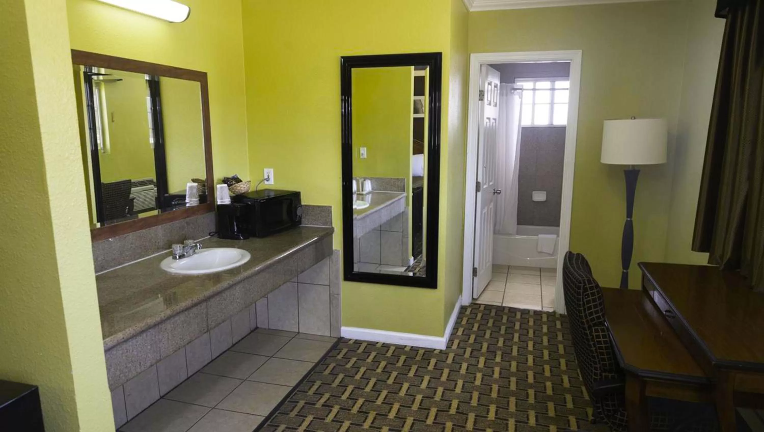 Bathroom, Bed in Kings Motel Inglewood