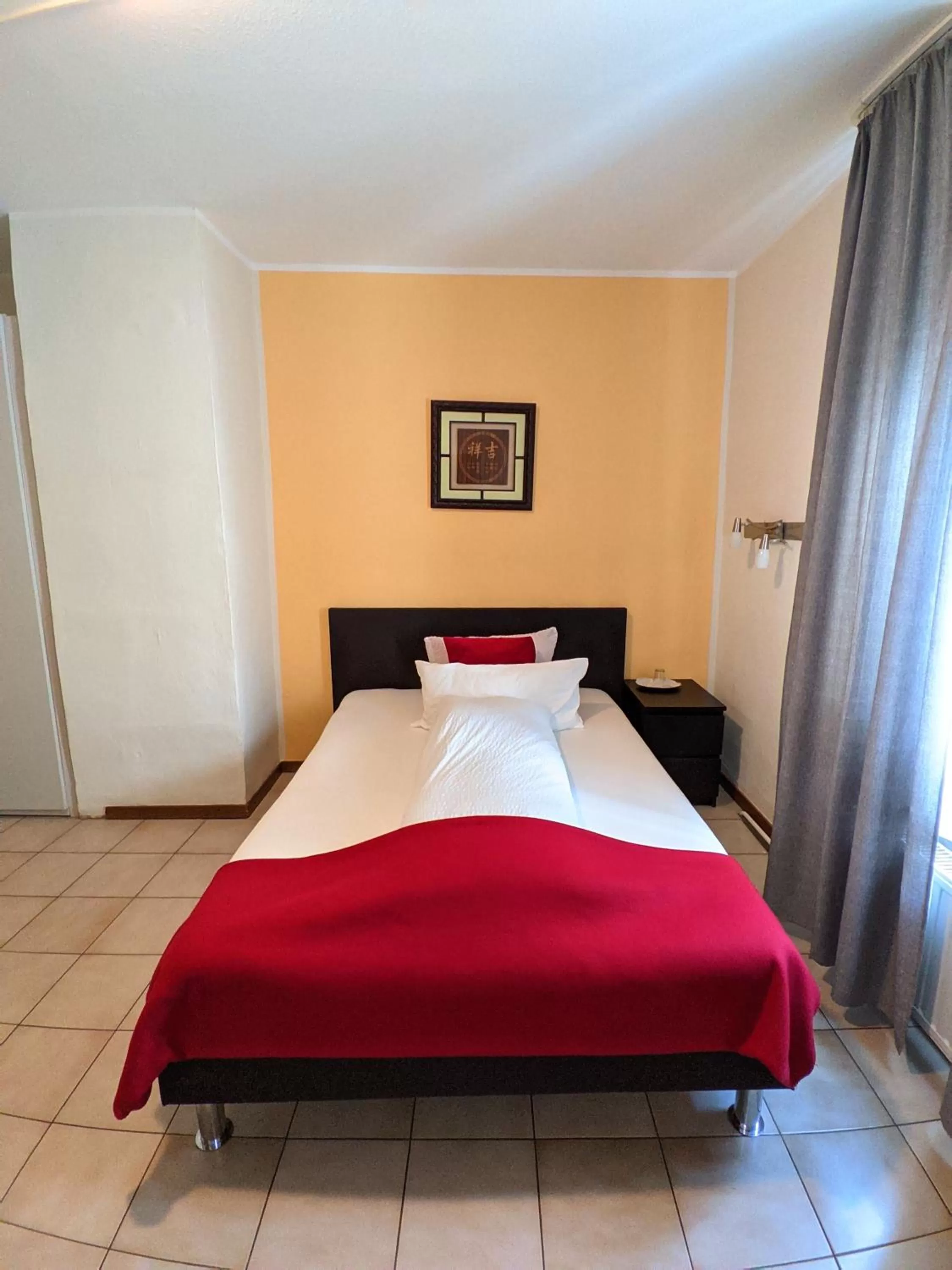 Photo of the whole room, Bed in Hotel Rath