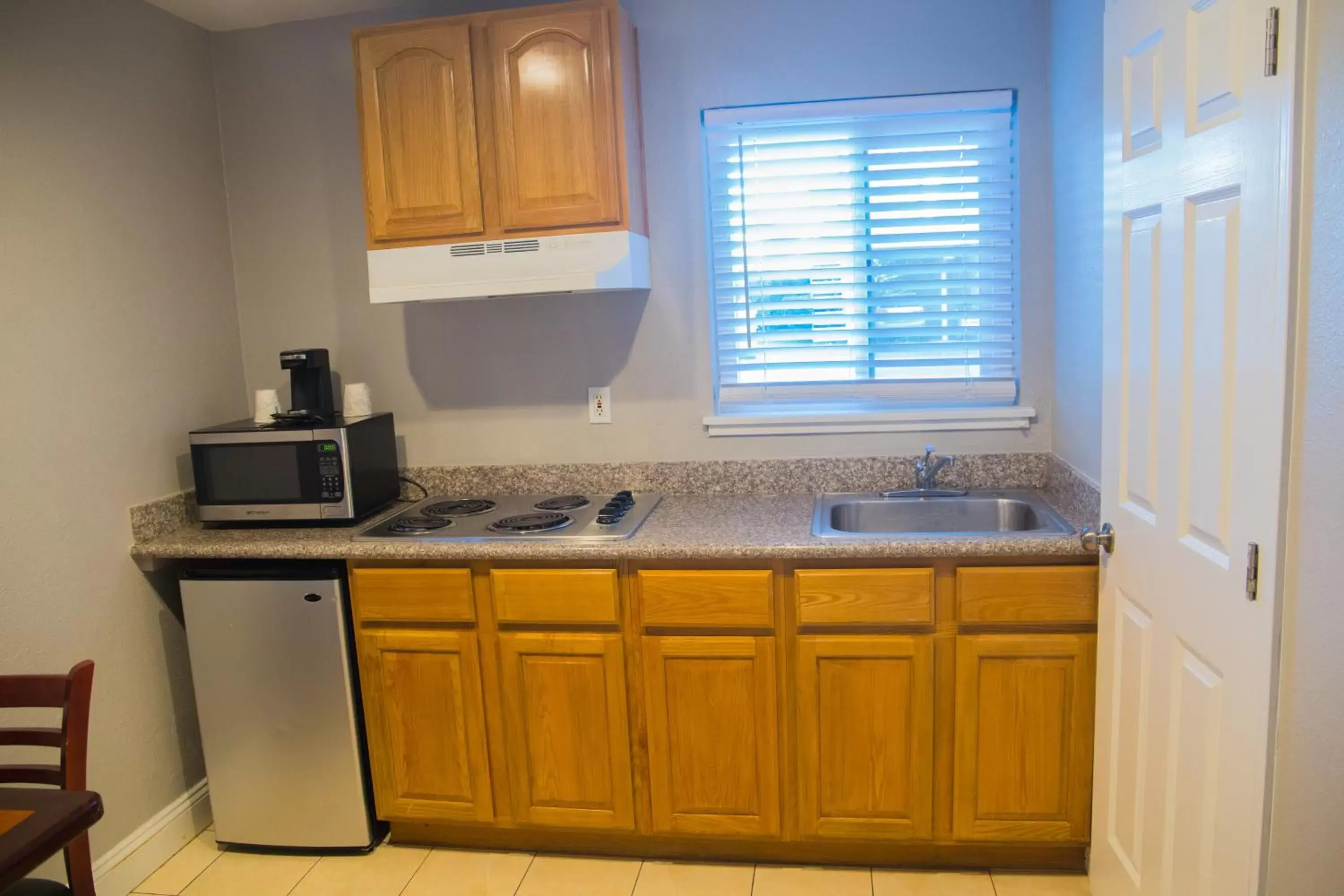 Kitchen/Kitchenette in Days Inn by Wyndham Redwood City