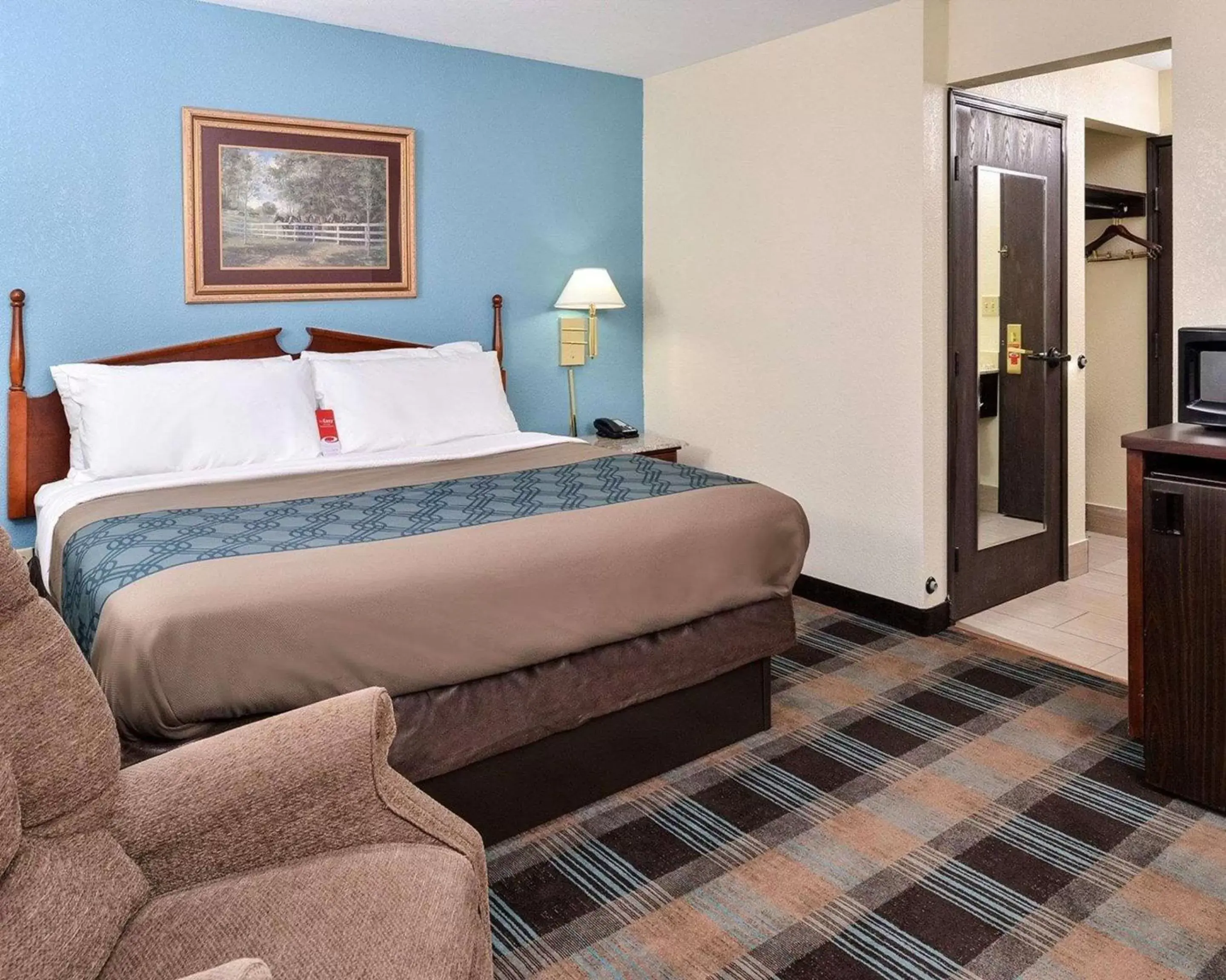 Photo of the whole room, Bed in Econo Lodge Inn & Suites Shelbyville