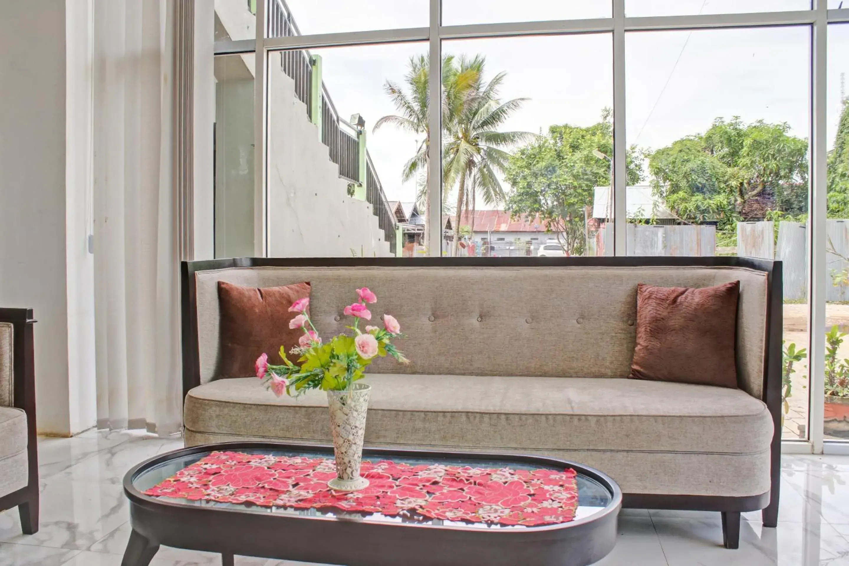 Lobby or reception, Seating Area in OYO 90112 Hotel Permata Inn