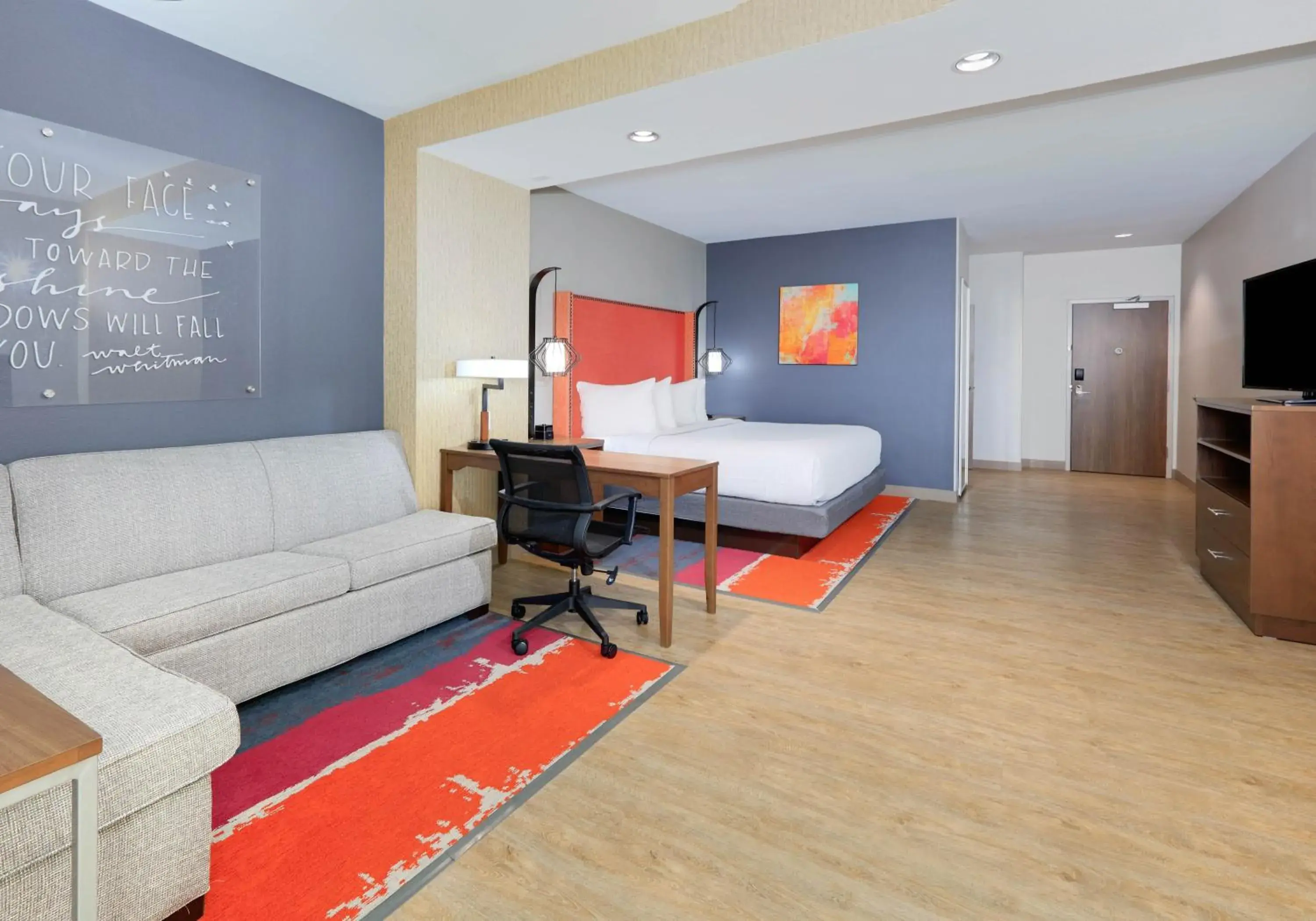 Bed, Seating Area in La Quinta Inn & Suites by Wyndham Lakeway