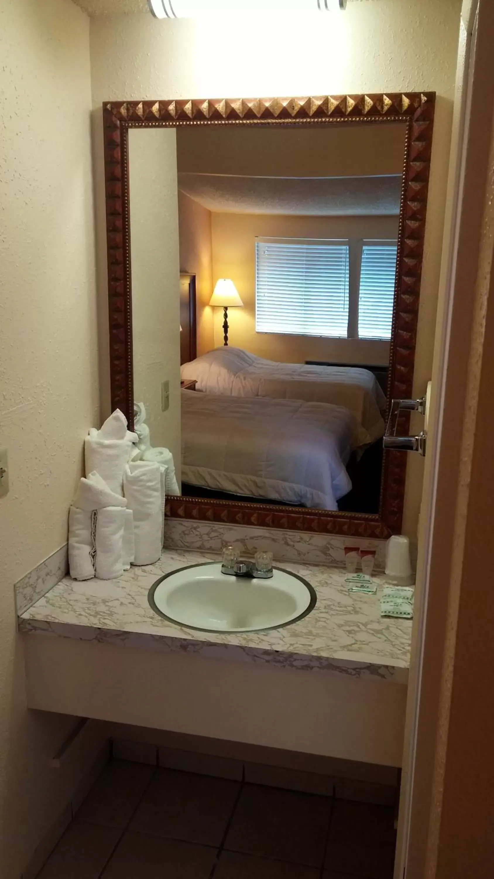 Bathroom in Grays Harbor Inn & Suites